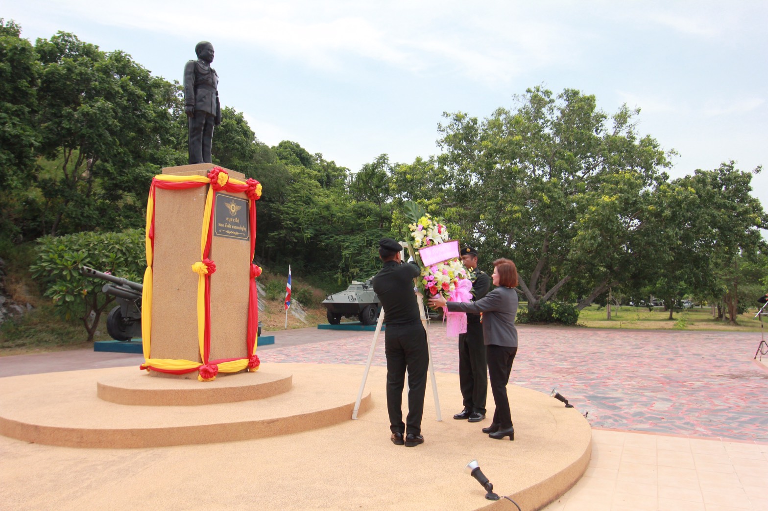 140 นายกสมาคมภริยาฯ นำคณะกรรมการสมาคมภริยาฯเข้าตรวจเยี่ยมโครงการ 4+1 ของสมาคมภริยาฯ ของ ศูนย์อำนวยการสร้างอาวุธ ศูนย์การอุตสาหกรรมป้องกันประเทศและพลังงานทหาร จังหวัดลพบุรี