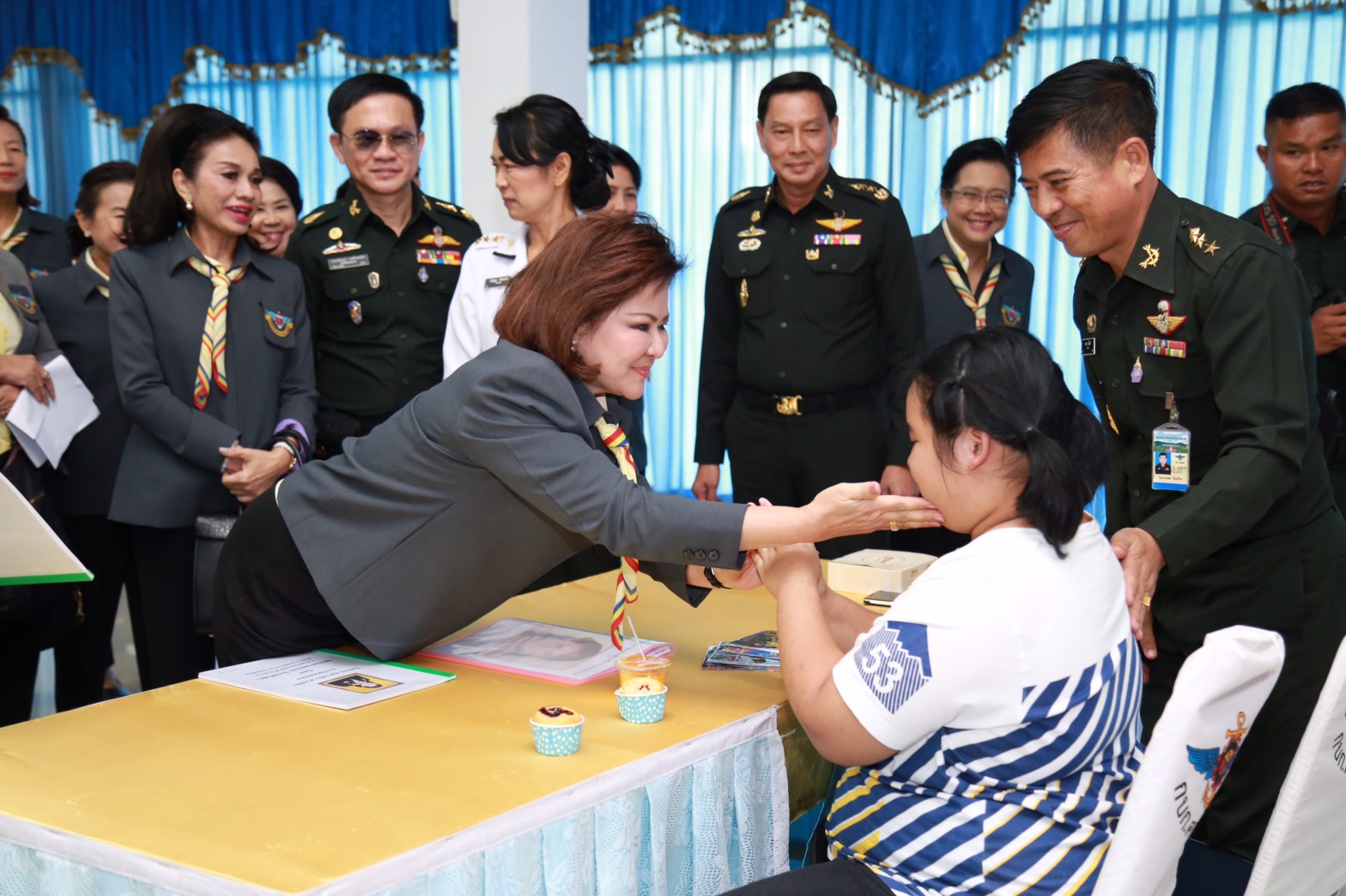141 นายกสมาคมภริยาฯ นำคณะกรรมการสมาคมภริยาฯ เข้าเยี่ยมโครงการสานรัก สานฝัน รางวัลแด่น้อง ของ ศูนย์อำนวยการสร้างอาวุธ จังหวัดลพบุรี