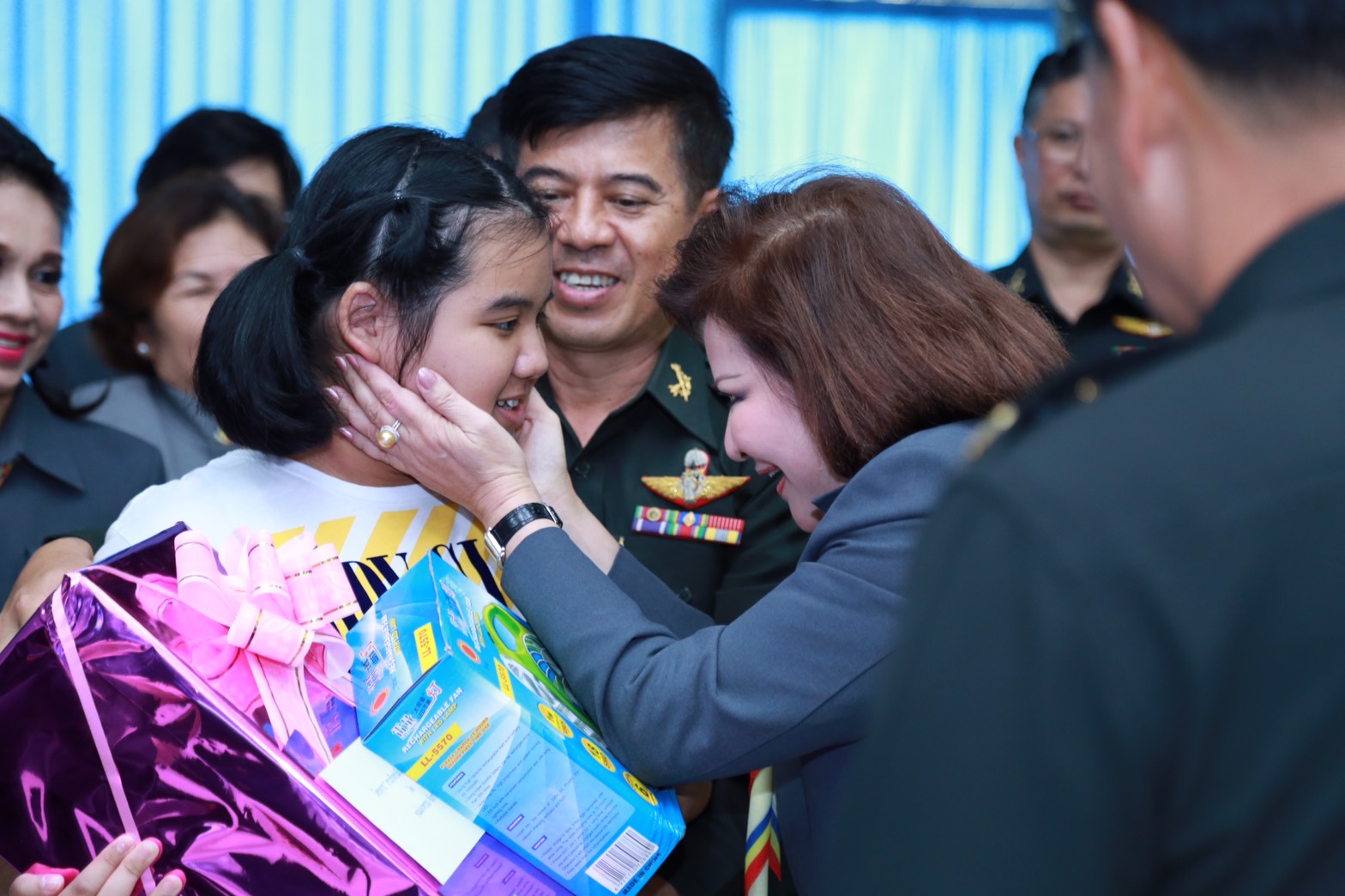 141 นายกสมาคมภริยาฯ นำคณะกรรมการสมาคมภริยาฯ เข้าเยี่ยมโครงการสานรัก สานฝัน รางวัลแด่น้อง ของ ศูนย์อำนวยการสร้างอาวุธ จังหวัดลพบุรี