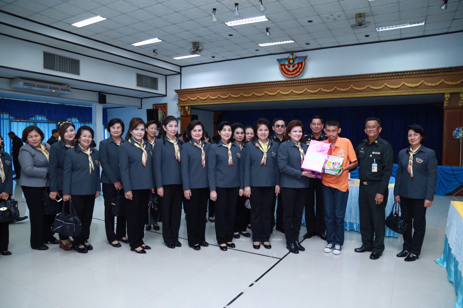141 นายกสมาคมภริยาฯ นำคณะกรรมการสมาคมภริยาฯ เข้าเยี่ยมโครงการสานรัก สานฝัน รางวัลแด่น้อง ของ ศูนย์อำนวยการสร้างอาวุธ จังหวัดลพบุรี