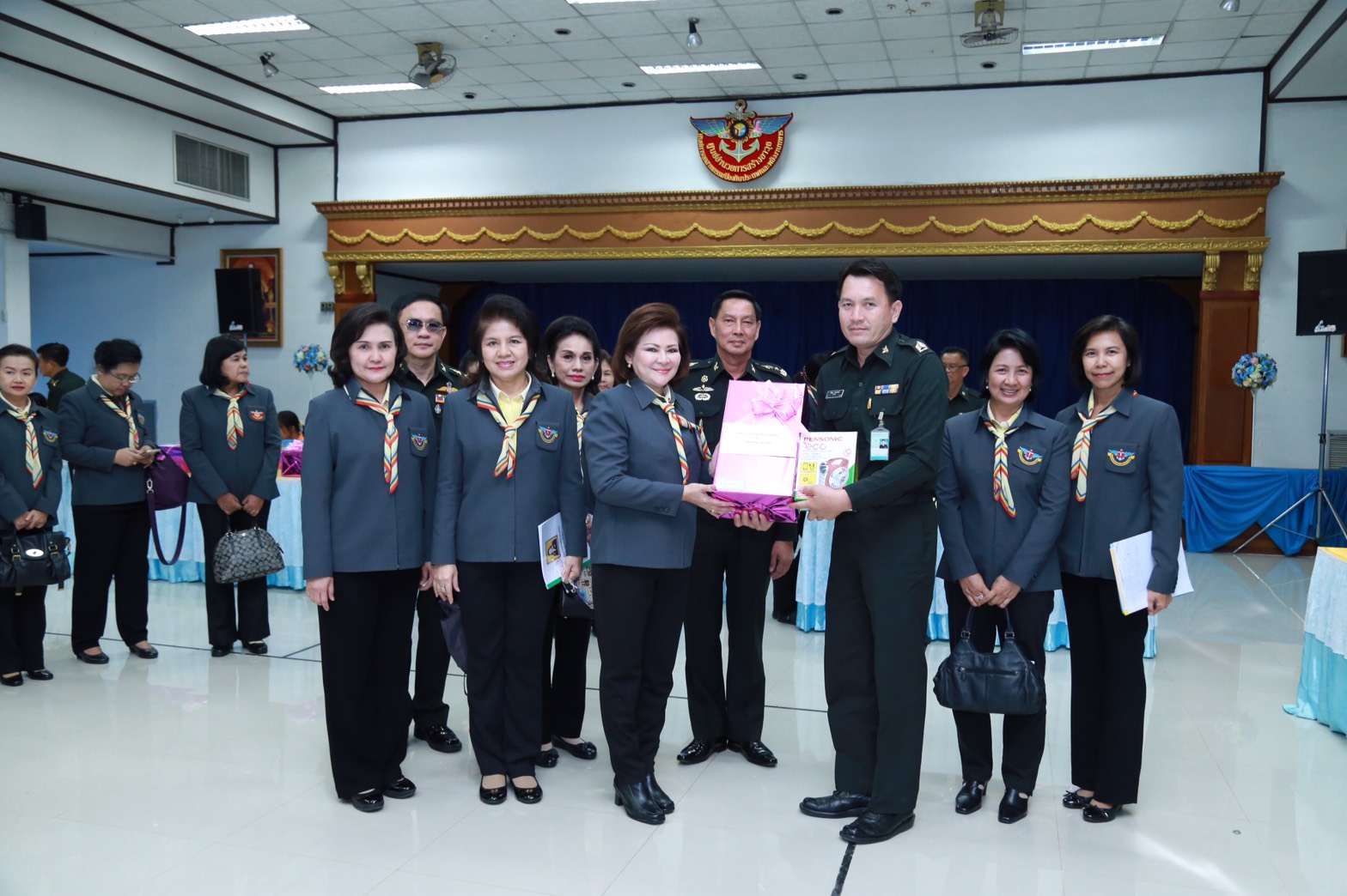 141 นายกสมาคมภริยาฯ นำคณะกรรมการสมาคมภริยาฯ เข้าเยี่ยมโครงการสานรัก สานฝัน รางวัลแด่น้อง ของ ศูนย์อำนวยการสร้างอาวุธ จังหวัดลพบุรี