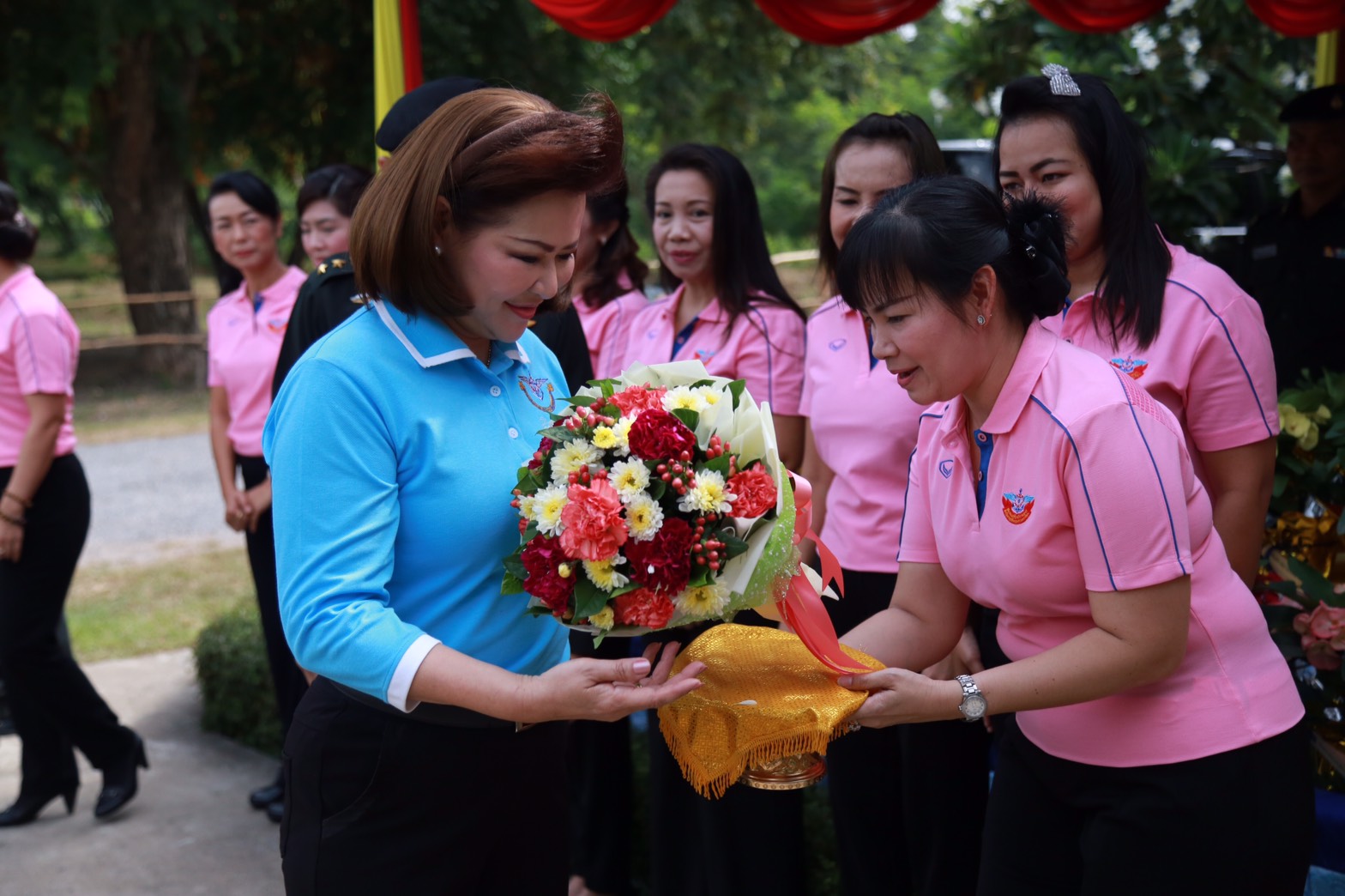 142 นายกสมาคมภริยาฯ นำคณะกรรมการสมาคมภริยาฯ ตรวจเยี่ยมโครงการศูนย์ส่งเสริมความรู้สู่อนาคต ของ ศูนย์อำนวยการสร้างอาวุธ จังหวัดลพบุรี
