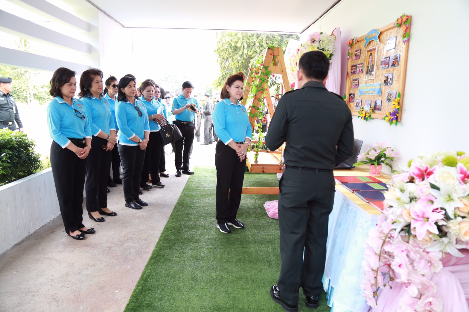 142 นายกสมาคมภริยาฯ นำคณะกรรมการสมาคมภริยาฯ ตรวจเยี่ยมโครงการศูนย์ส่งเสริมความรู้สู่อนาคต ของ ศูนย์อำนวยการสร้างอาวุธ จังหวัดลพบุรี