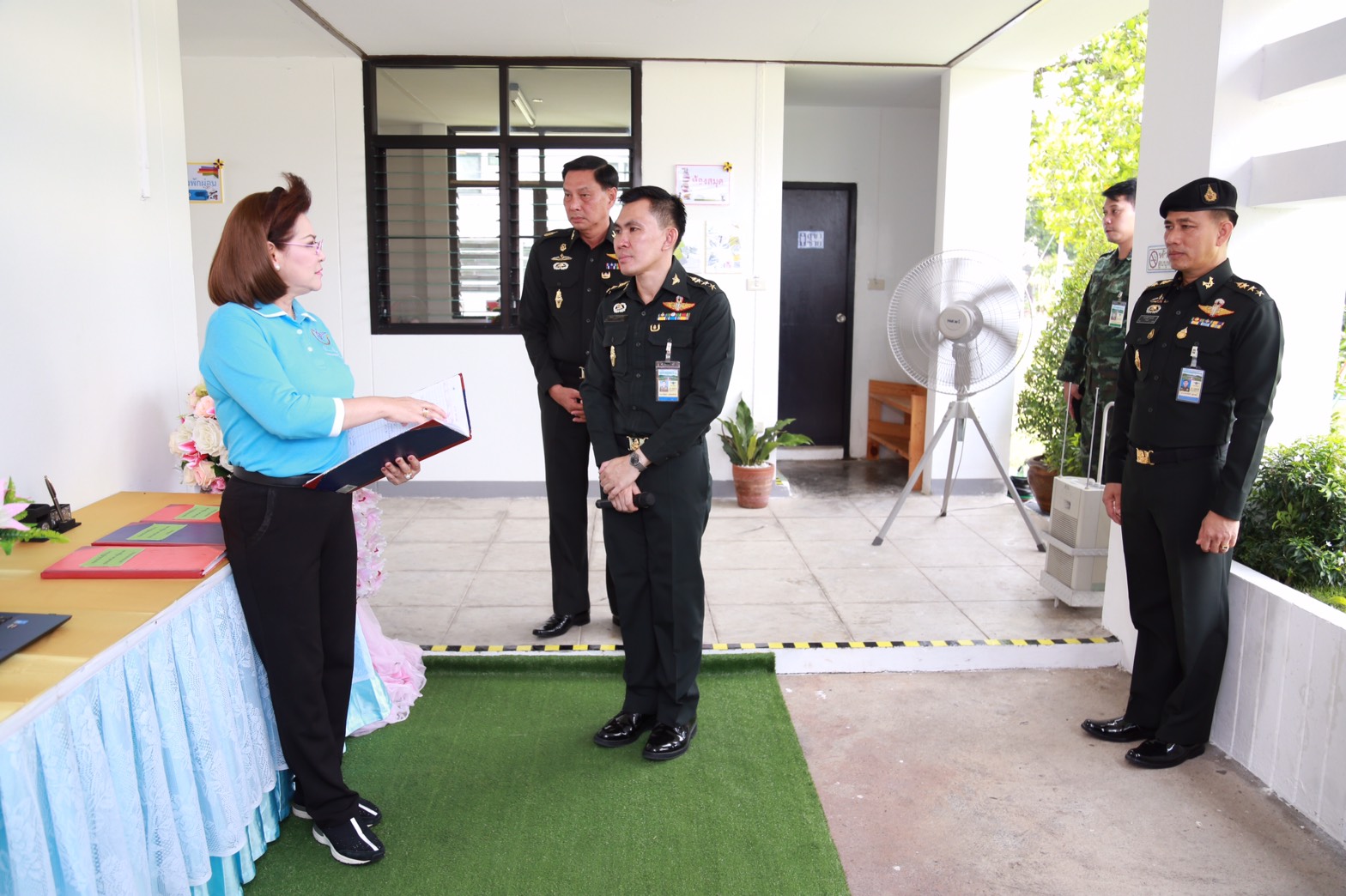142 นายกสมาคมภริยาฯ นำคณะกรรมการสมาคมภริยาฯ ตรวจเยี่ยมโครงการศูนย์ส่งเสริมความรู้สู่อนาคต ของ ศูนย์อำนวยการสร้างอาวุธ จังหวัดลพบุรี