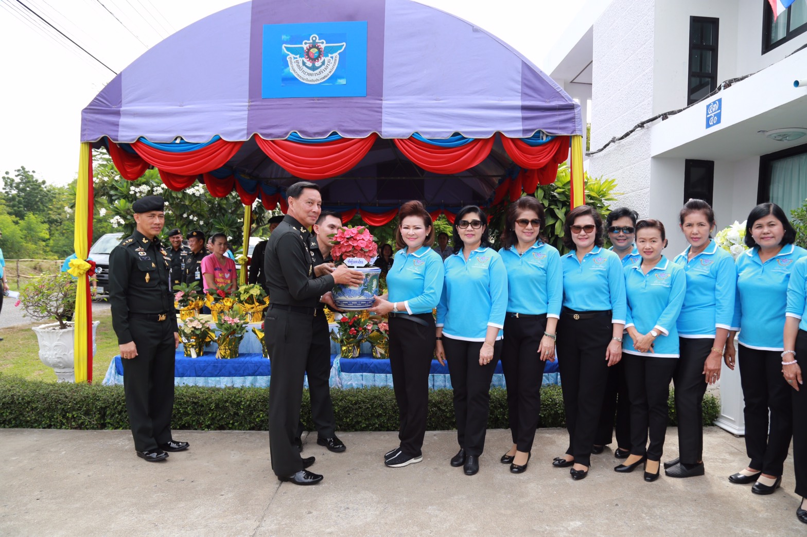 142 นายกสมาคมภริยาฯ นำคณะกรรมการสมาคมภริยาฯ ตรวจเยี่ยมโครงการศูนย์ส่งเสริมความรู้สู่อนาคต ของ ศูนย์อำนวยการสร้างอาวุธ จังหวัดลพบุรี