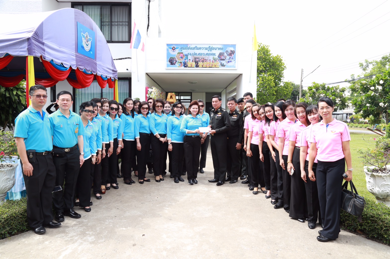 142 นายกสมาคมภริยาฯ นำคณะกรรมการสมาคมภริยาฯ ตรวจเยี่ยมโครงการศูนย์ส่งเสริมความรู้สู่อนาคต ของ ศูนย์อำนวยการสร้างอาวุธ จังหวัดลพบุรี