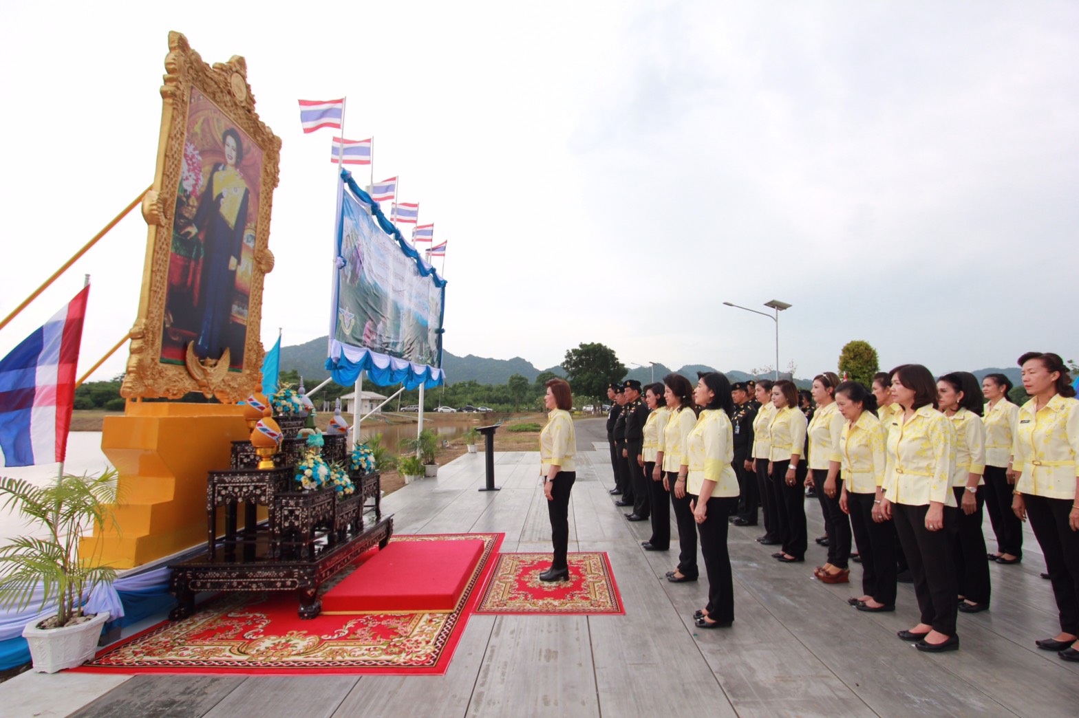 143 นายกสมาคมภริยาฯ นำคณะกรรมการสมาคมภริยาฯ ร่วมปลูกป่าเฉลิมพระเกียรติ สมเด็จพระนางเจ้าฯ พระบรมราชินีนาถ ในศูนย์อำนวยการสร้างอาวุธ จังหวัดลพบุรี