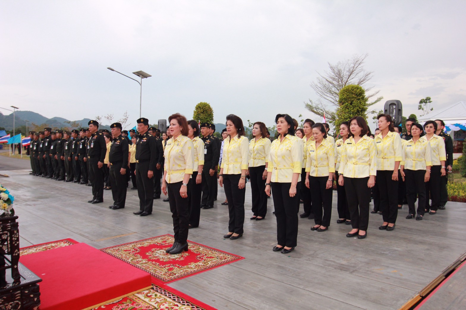 143 นายกสมาคมภริยาฯ นำคณะกรรมการสมาคมภริยาฯ ร่วมปลูกป่าเฉลิมพระเกียรติ สมเด็จพระนางเจ้าฯ พระบรมราชินีนาถ ในศูนย์อำนวยการสร้างอาวุธ จังหวัดลพบุรี