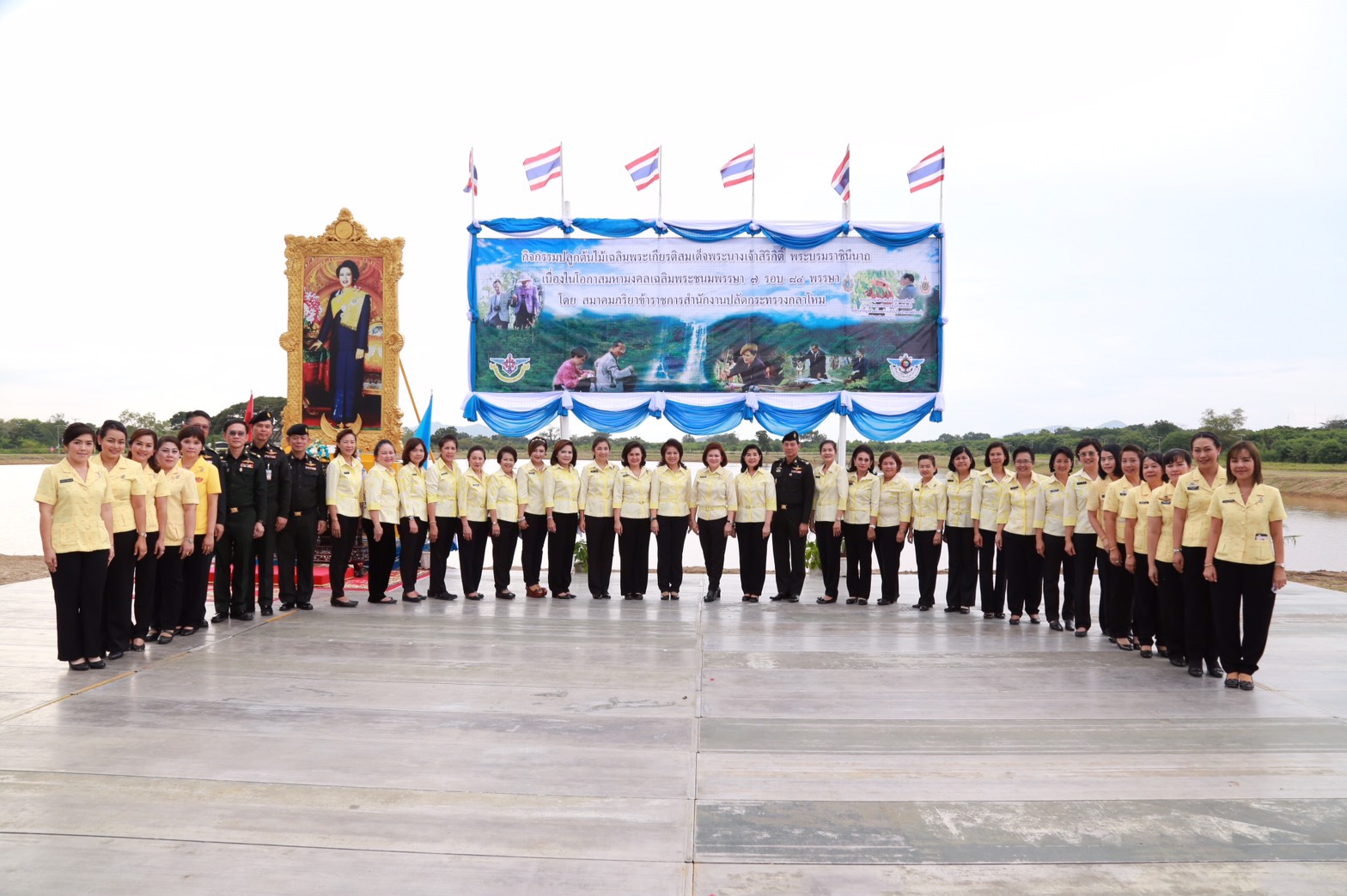 143 นายกสมาคมภริยาฯ นำคณะกรรมการสมาคมภริยาฯ ร่วมปลูกป่าเฉลิมพระเกียรติ สมเด็จพระนางเจ้าฯ พระบรมราชินีนาถ ในศูนย์อำนวยการสร้างอาวุธ จังหวัดลพบุรี