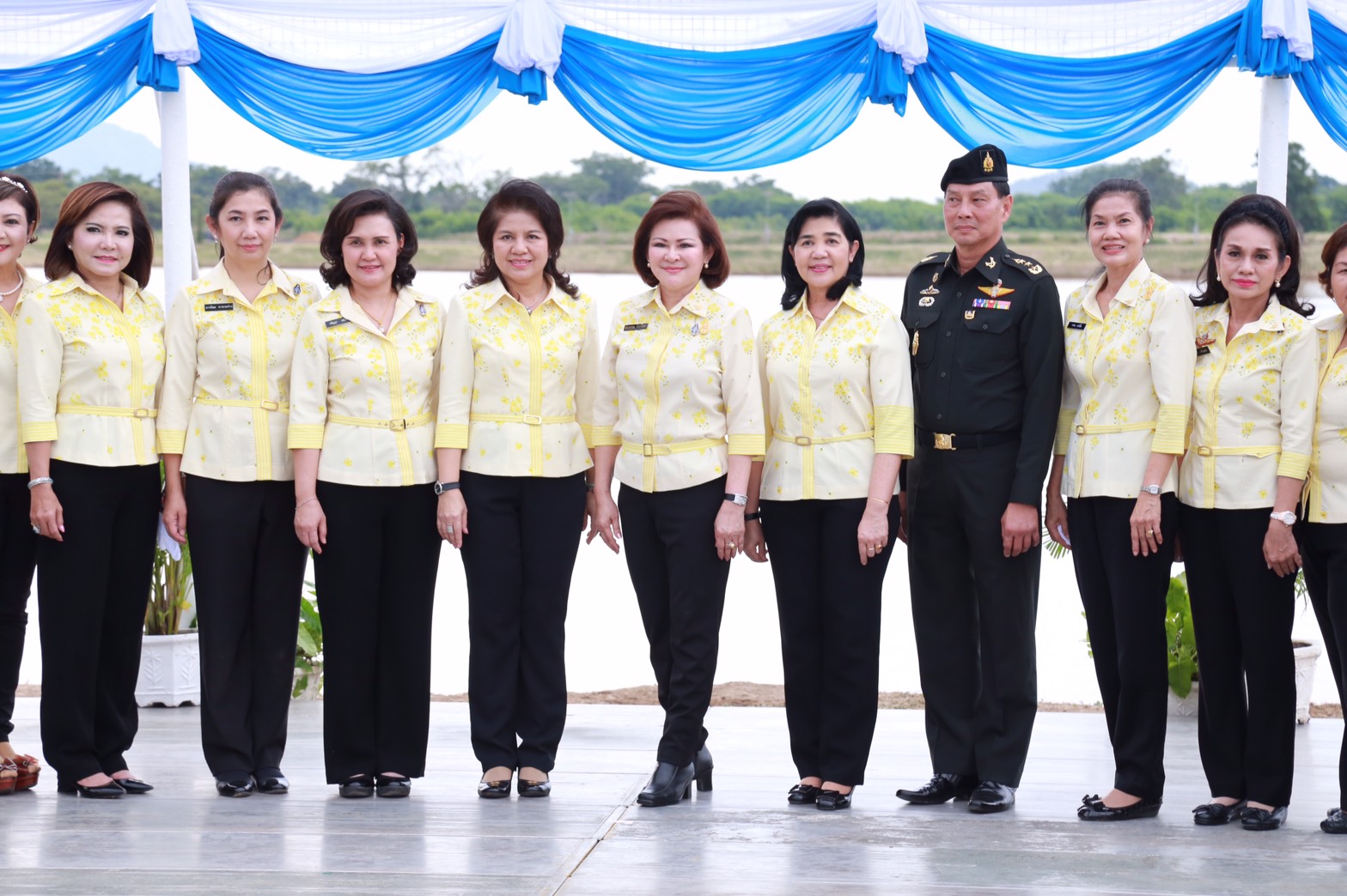 143 นายกสมาคมภริยาฯ นำคณะกรรมการสมาคมภริยาฯ ร่วมปลูกป่าเฉลิมพระเกียรติ สมเด็จพระนางเจ้าฯ พระบรมราชินีนาถ ในศูนย์อำนวยการสร้างอาวุธ จังหวัดลพบุรี