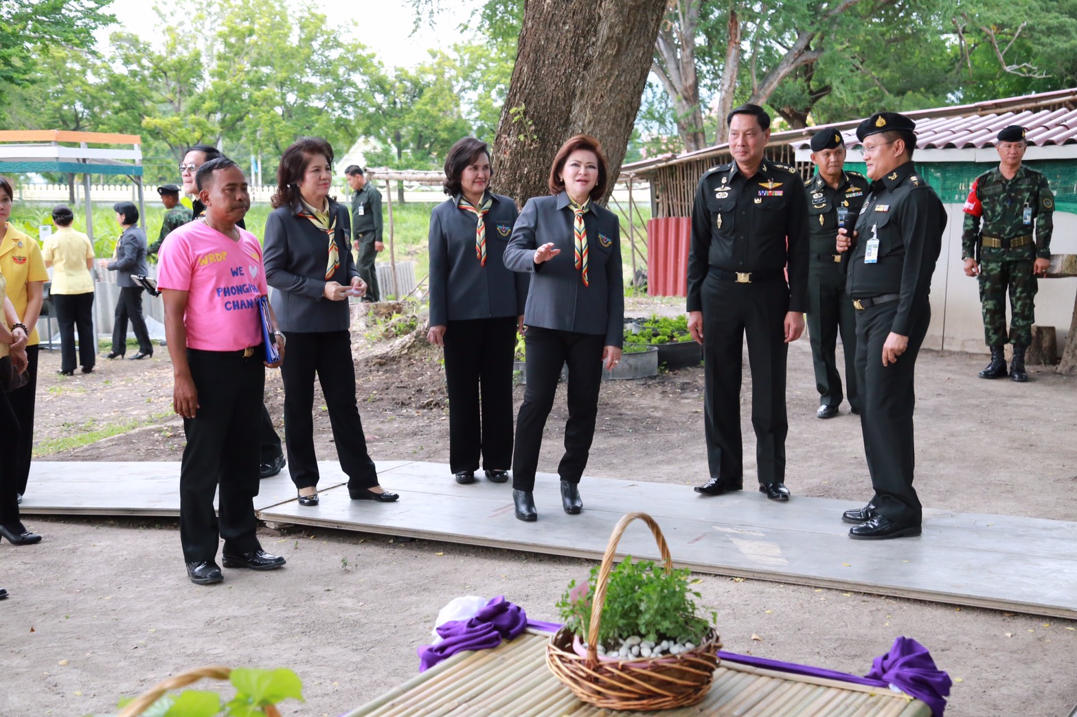144 นายกสมาคมภริยาฯ นำคณะกรรมการสมาคมภริยาฯ เยี่ยมโครงการตามแนวพระราชดำริ พื้นที่การเรียนรู้เศรษฐกิจพอเพียง ของศูนย์อำนวยการสร้างอาวุธ จังหวัดลพบุรี