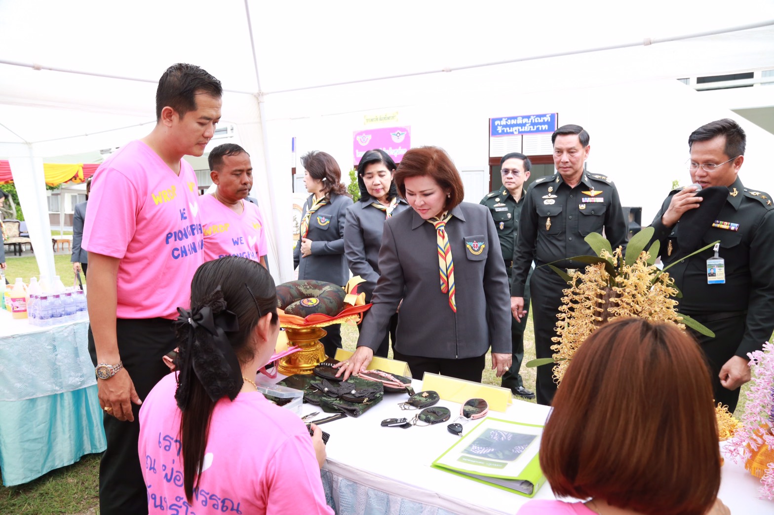 144 นายกสมาคมภริยาฯ นำคณะกรรมการสมาคมภริยาฯ เยี่ยมโครงการตามแนวพระราชดำริ พื้นที่การเรียนรู้เศรษฐกิจพอเพียง ของศูนย์อำนวยการสร้างอาวุธ จังหวัดลพบุรี