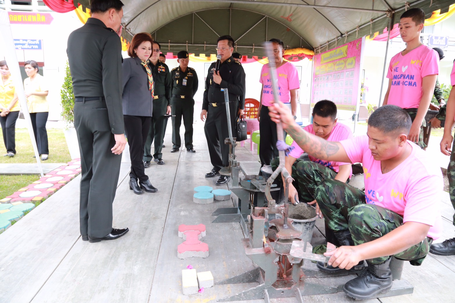 144 นายกสมาคมภริยาฯ นำคณะกรรมการสมาคมภริยาฯ เยี่ยมโครงการตามแนวพระราชดำริ พื้นที่การเรียนรู้เศรษฐกิจพอเพียง ของศูนย์อำนวยการสร้างอาวุธ จังหวัดลพบุรี