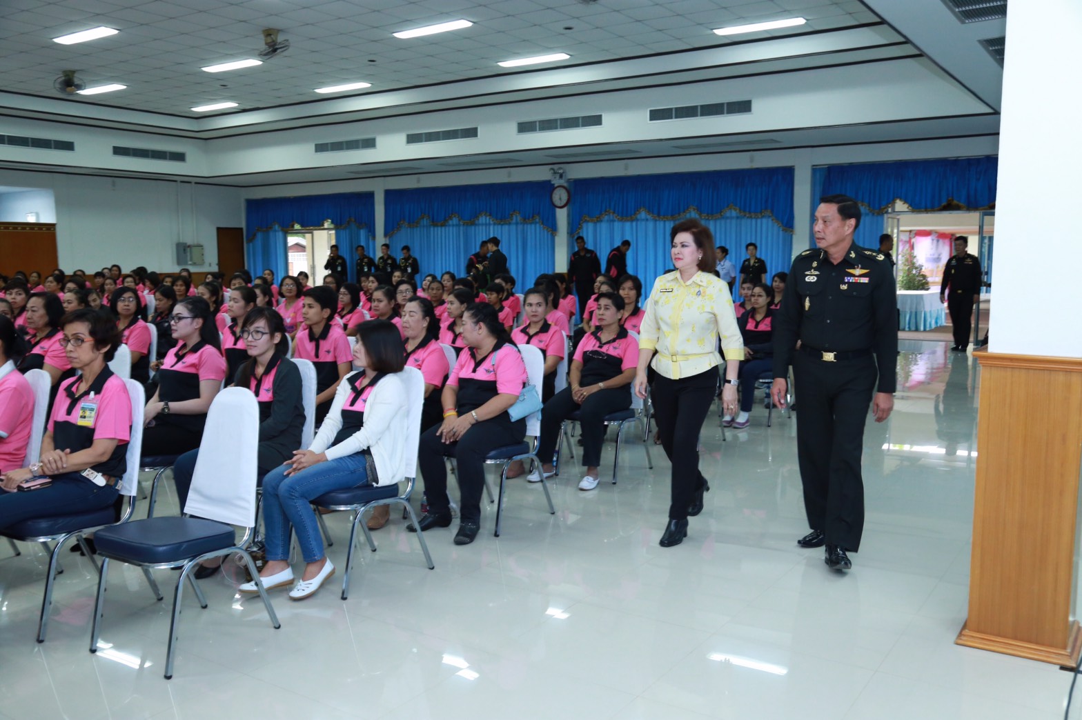 145 นายกสมาคมภริยาฯ นำคณะกรรมการสมาคมภริยาฯ เยี่ยมและทำกิจกรรมร่วมกับครอบครัวกำลังพล ตามโครงการครอบครัวอบอุ่นใจ สายใยกำลังพลรักษ์สุขภาพดีมีความสุข ของ ศูนย์อำนวยการสร้างอาวุธ จังหวัดลพบุรี