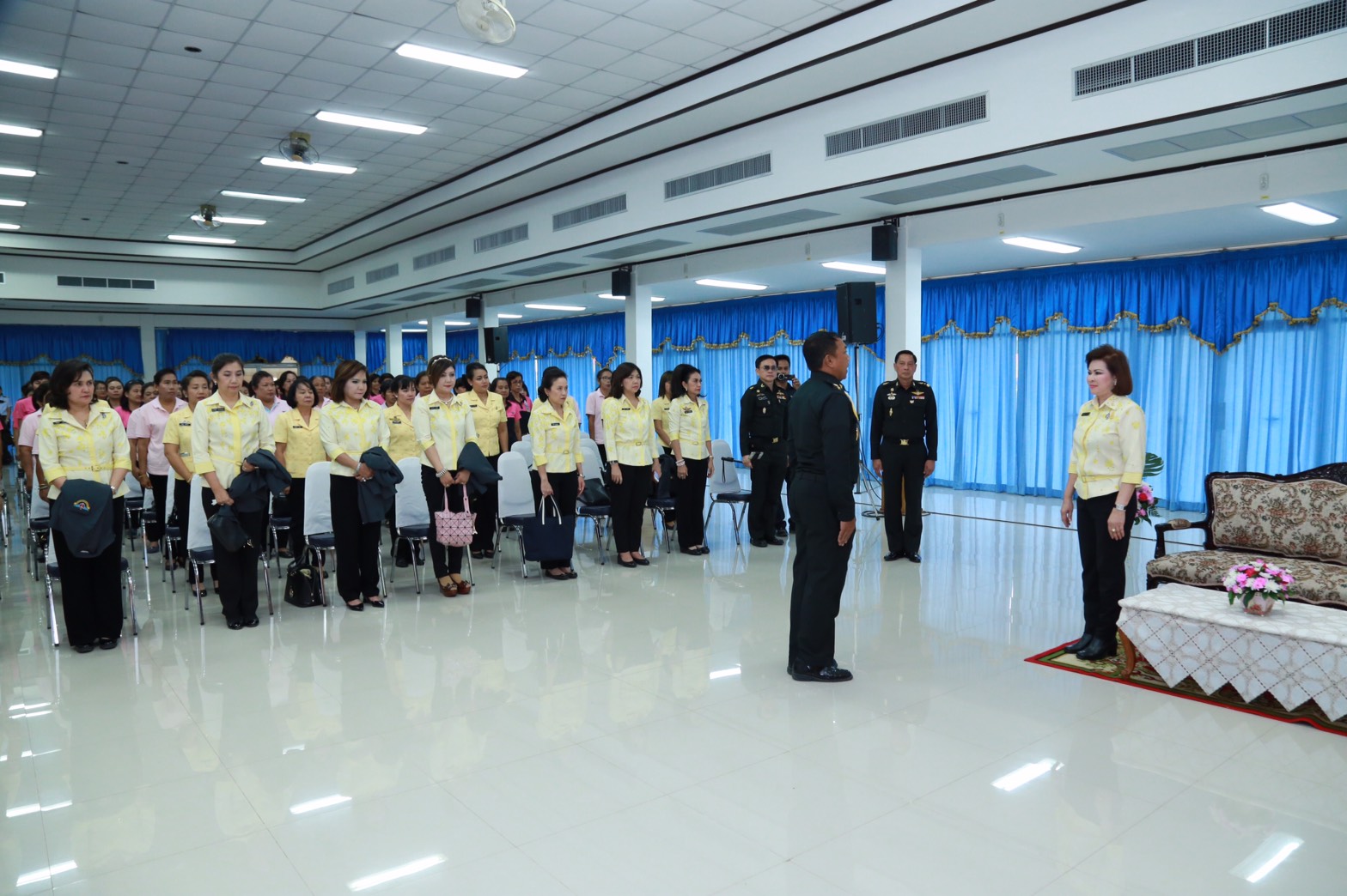 145 นายกสมาคมภริยาฯ นำคณะกรรมการสมาคมภริยาฯ เยี่ยมและทำกิจกรรมร่วมกับครอบครัวกำลังพล ตามโครงการครอบครัวอบอุ่นใจ สายใยกำลังพลรักษ์สุขภาพดีมีความสุข ของ ศูนย์อำนวยการสร้างอาวุธ จังหวัดลพบุรี