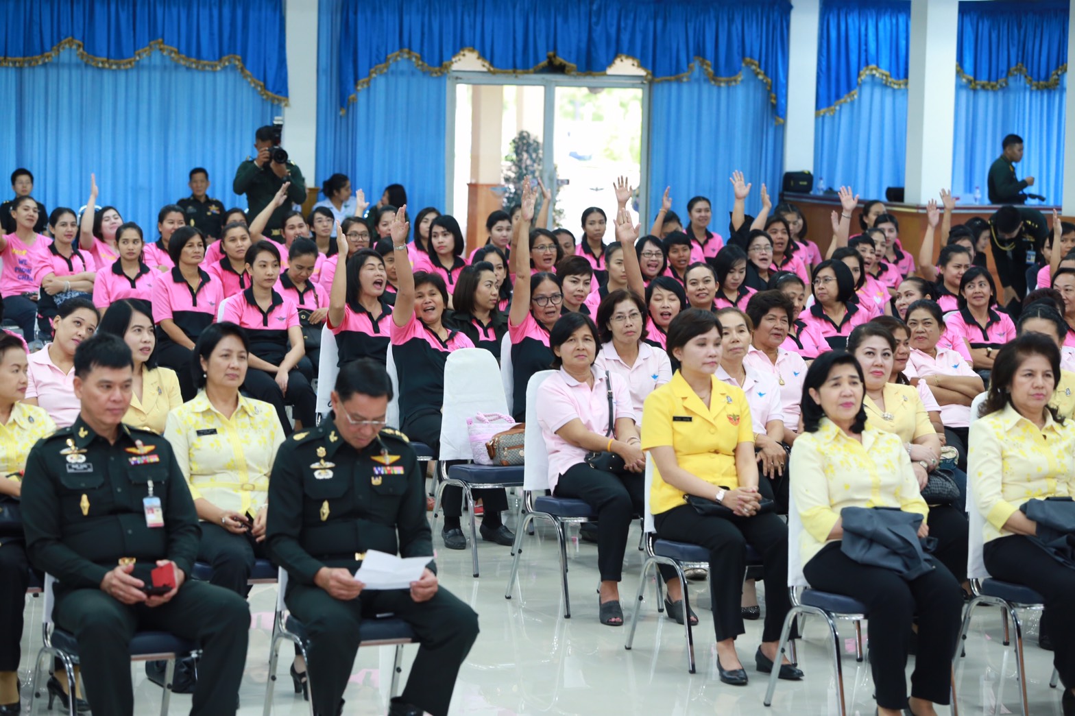145 นายกสมาคมภริยาฯ นำคณะกรรมการสมาคมภริยาฯ เยี่ยมและทำกิจกรรมร่วมกับครอบครัวกำลังพล ตามโครงการครอบครัวอบอุ่นใจ สายใยกำลังพลรักษ์สุขภาพดีมีความสุข ของ ศูนย์อำนวยการสร้างอาวุธ จังหวัดลพบุรี