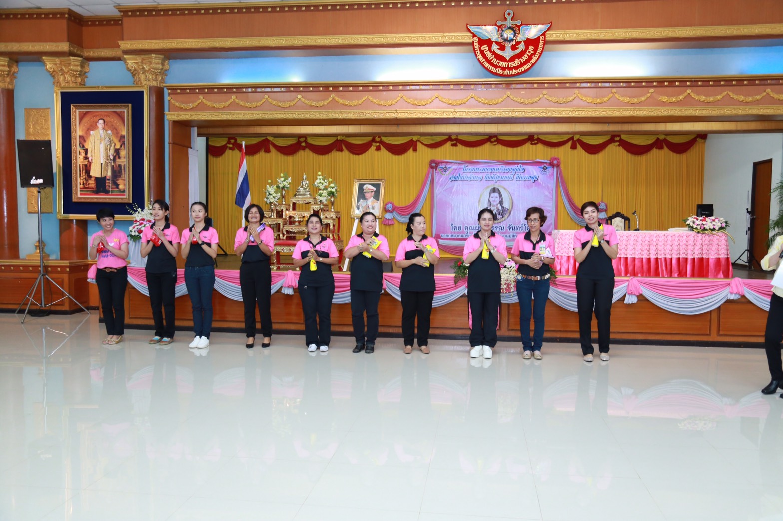145 นายกสมาคมภริยาฯ นำคณะกรรมการสมาคมภริยาฯ เยี่ยมและทำกิจกรรมร่วมกับครอบครัวกำลังพล ตามโครงการครอบครัวอบอุ่นใจ สายใยกำลังพลรักษ์สุขภาพดีมีความสุข ของ ศูนย์อำนวยการสร้างอาวุธ จังหวัดลพบุรี