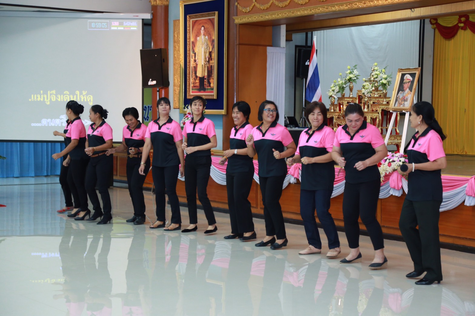 145 นายกสมาคมภริยาฯ นำคณะกรรมการสมาคมภริยาฯ เยี่ยมและทำกิจกรรมร่วมกับครอบครัวกำลังพล ตามโครงการครอบครัวอบอุ่นใจ สายใยกำลังพลรักษ์สุขภาพดีมีความสุข ของ ศูนย์อำนวยการสร้างอาวุธ จังหวัดลพบุรี