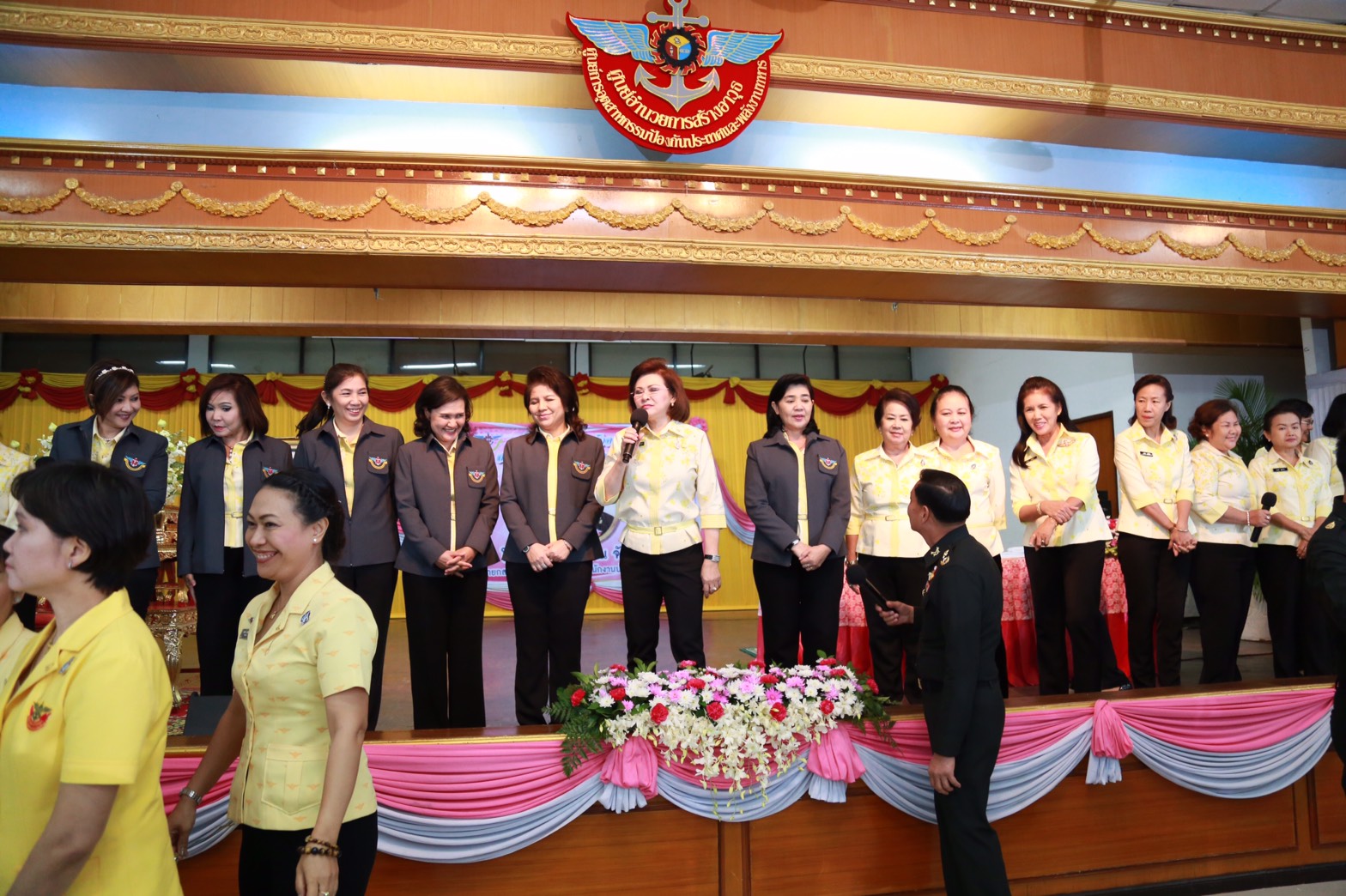 145 นายกสมาคมภริยาฯ นำคณะกรรมการสมาคมภริยาฯ เยี่ยมและทำกิจกรรมร่วมกับครอบครัวกำลังพล ตามโครงการครอบครัวอบอุ่นใจ สายใยกำลังพลรักษ์สุขภาพดีมีความสุข ของ ศูนย์อำนวยการสร้างอาวุธ จังหวัดลพบุรี