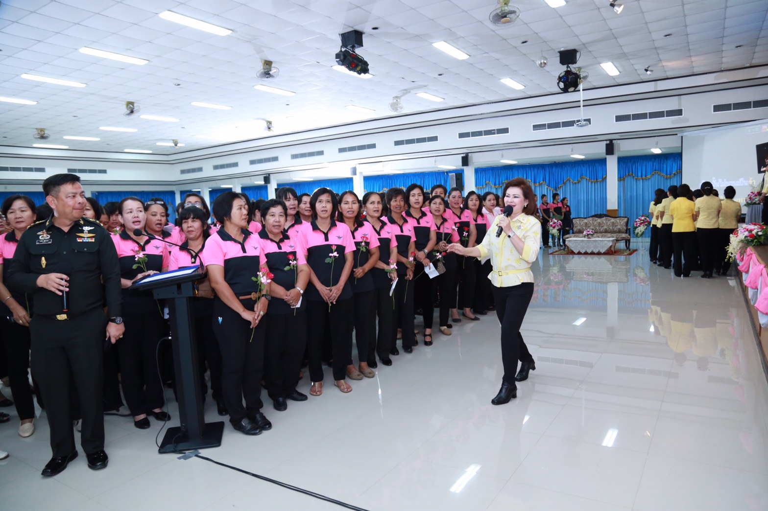 145 นายกสมาคมภริยาฯ นำคณะกรรมการสมาคมภริยาฯ เยี่ยมและทำกิจกรรมร่วมกับครอบครัวกำลังพล ตามโครงการครอบครัวอบอุ่นใจ สายใยกำลังพลรักษ์สุขภาพดีมีความสุข ของ ศูนย์อำนวยการสร้างอาวุธ จังหวัดลพบุรี