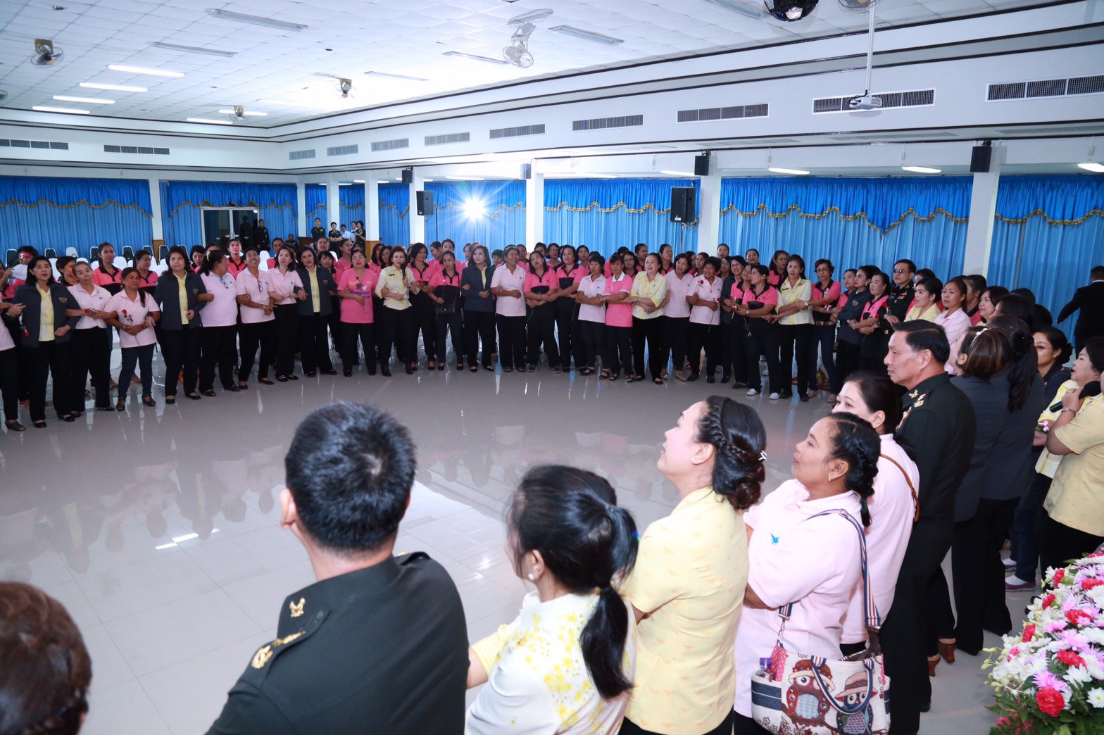145 นายกสมาคมภริยาฯ นำคณะกรรมการสมาคมภริยาฯ เยี่ยมและทำกิจกรรมร่วมกับครอบครัวกำลังพล ตามโครงการครอบครัวอบอุ่นใจ สายใยกำลังพลรักษ์สุขภาพดีมีความสุข ของ ศูนย์อำนวยการสร้างอาวุธ จังหวัดลพบุรี