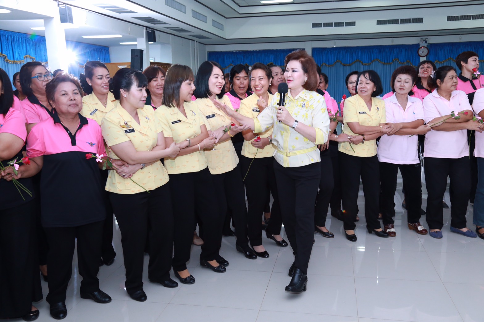 145 นายกสมาคมภริยาฯ นำคณะกรรมการสมาคมภริยาฯ เยี่ยมและทำกิจกรรมร่วมกับครอบครัวกำลังพล ตามโครงการครอบครัวอบอุ่นใจ สายใยกำลังพลรักษ์สุขภาพดีมีความสุข ของ ศูนย์อำนวยการสร้างอาวุธ จังหวัดลพบุรี