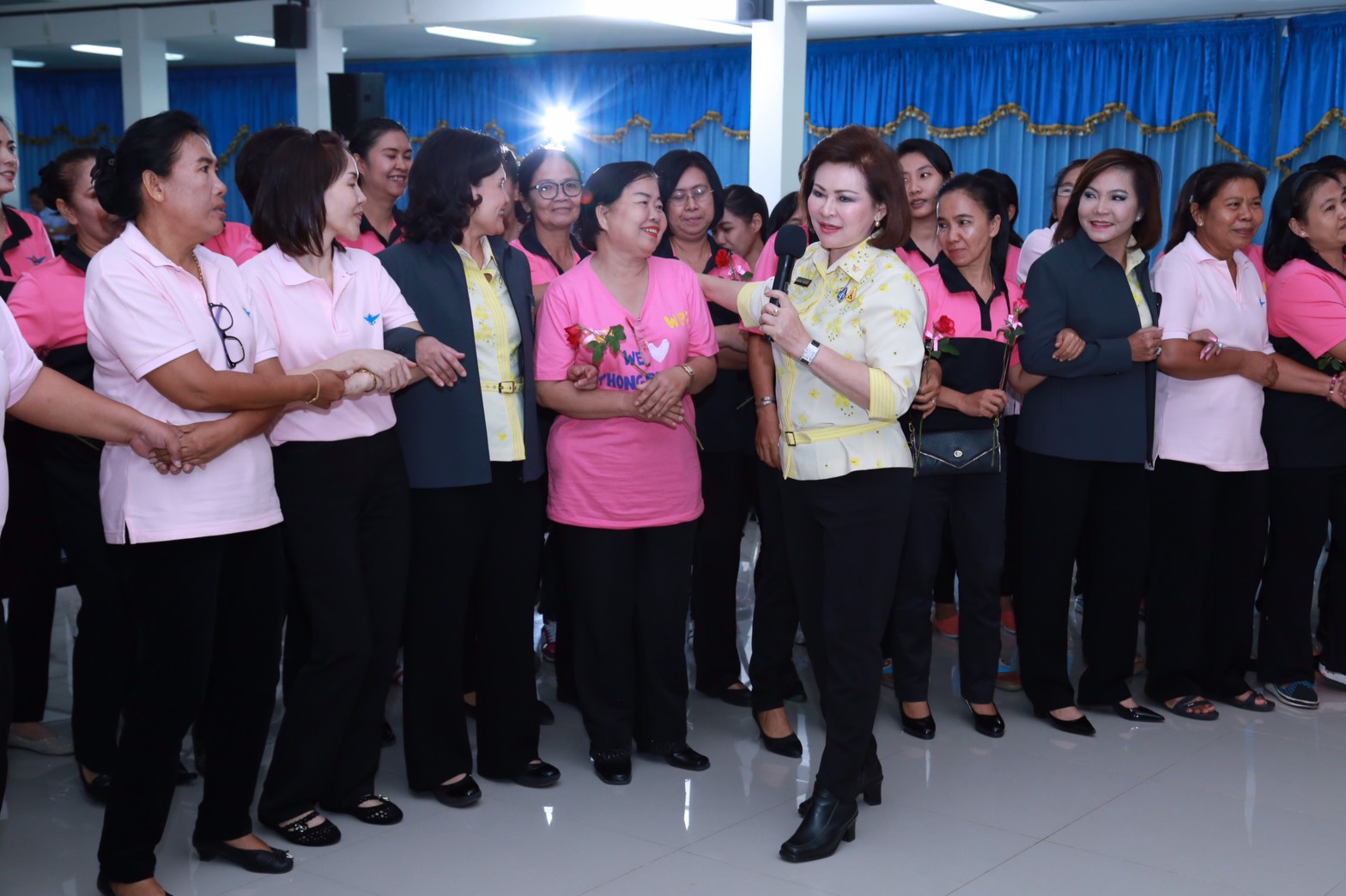 145 นายกสมาคมภริยาฯ นำคณะกรรมการสมาคมภริยาฯ เยี่ยมและทำกิจกรรมร่วมกับครอบครัวกำลังพล ตามโครงการครอบครัวอบอุ่นใจ สายใยกำลังพลรักษ์สุขภาพดีมีความสุข ของ ศูนย์อำนวยการสร้างอาวุธ จังหวัดลพบุรี