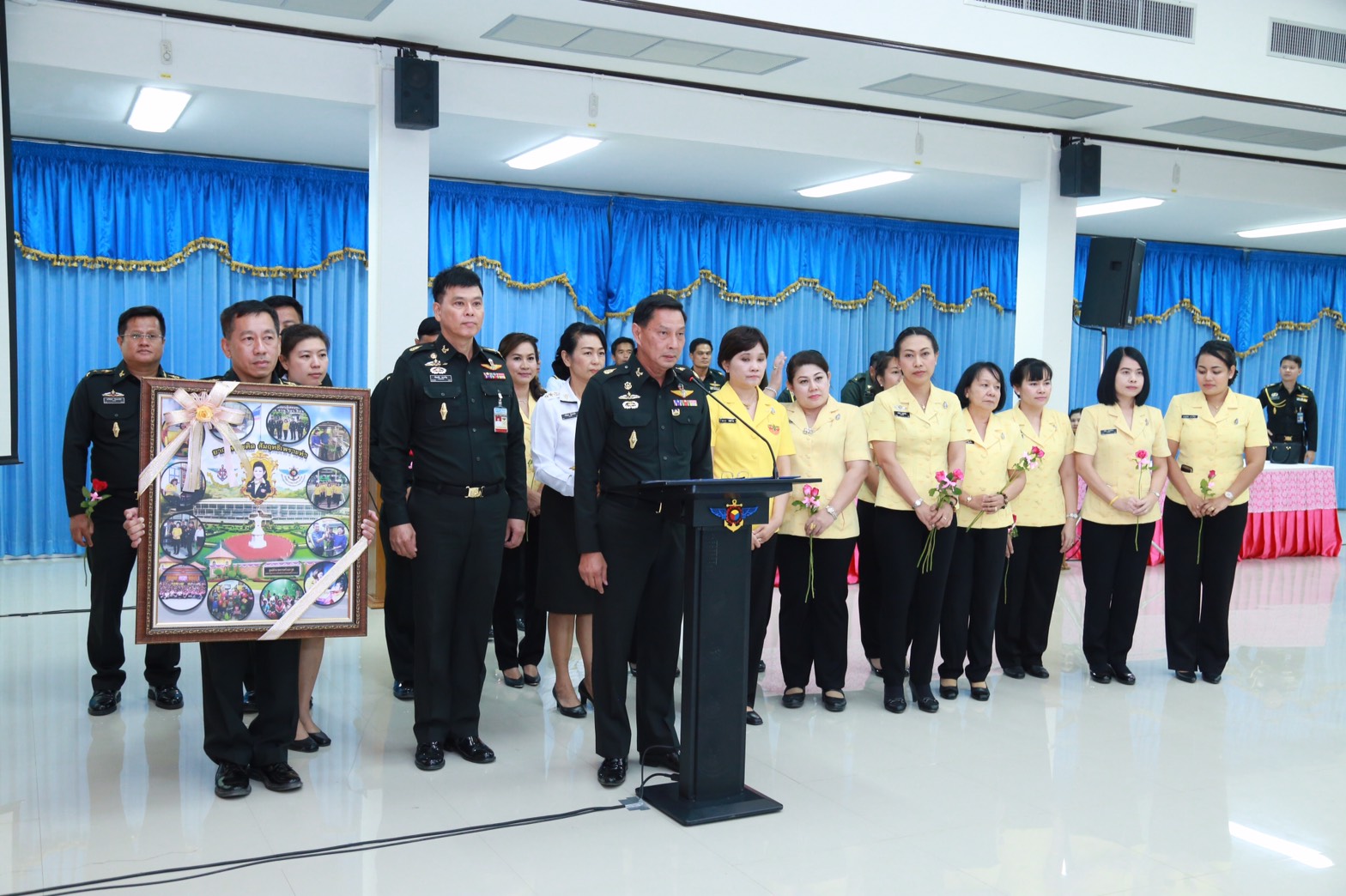 145 นายกสมาคมภริยาฯ นำคณะกรรมการสมาคมภริยาฯ เยี่ยมและทำกิจกรรมร่วมกับครอบครัวกำลังพล ตามโครงการครอบครัวอบอุ่นใจ สายใยกำลังพลรักษ์สุขภาพดีมีความสุข ของ ศูนย์อำนวยการสร้างอาวุธ จังหวัดลพบุรี