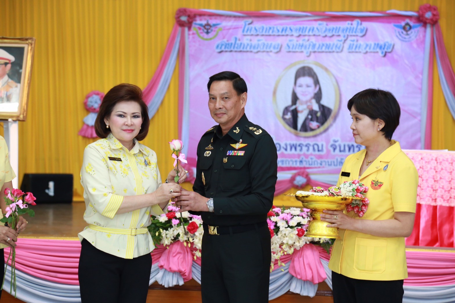 145 นายกสมาคมภริยาฯ นำคณะกรรมการสมาคมภริยาฯ เยี่ยมและทำกิจกรรมร่วมกับครอบครัวกำลังพล ตามโครงการครอบครัวอบอุ่นใจ สายใยกำลังพลรักษ์สุขภาพดีมีความสุข ของ ศูนย์อำนวยการสร้างอาวุธ จังหวัดลพบุรี