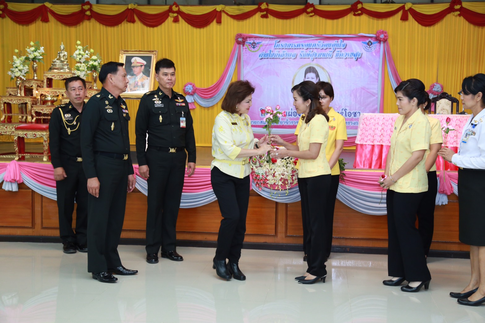 145 นายกสมาคมภริยาฯ นำคณะกรรมการสมาคมภริยาฯ เยี่ยมและทำกิจกรรมร่วมกับครอบครัวกำลังพล ตามโครงการครอบครัวอบอุ่นใจ สายใยกำลังพลรักษ์สุขภาพดีมีความสุข ของ ศูนย์อำนวยการสร้างอาวุธ จังหวัดลพบุรี