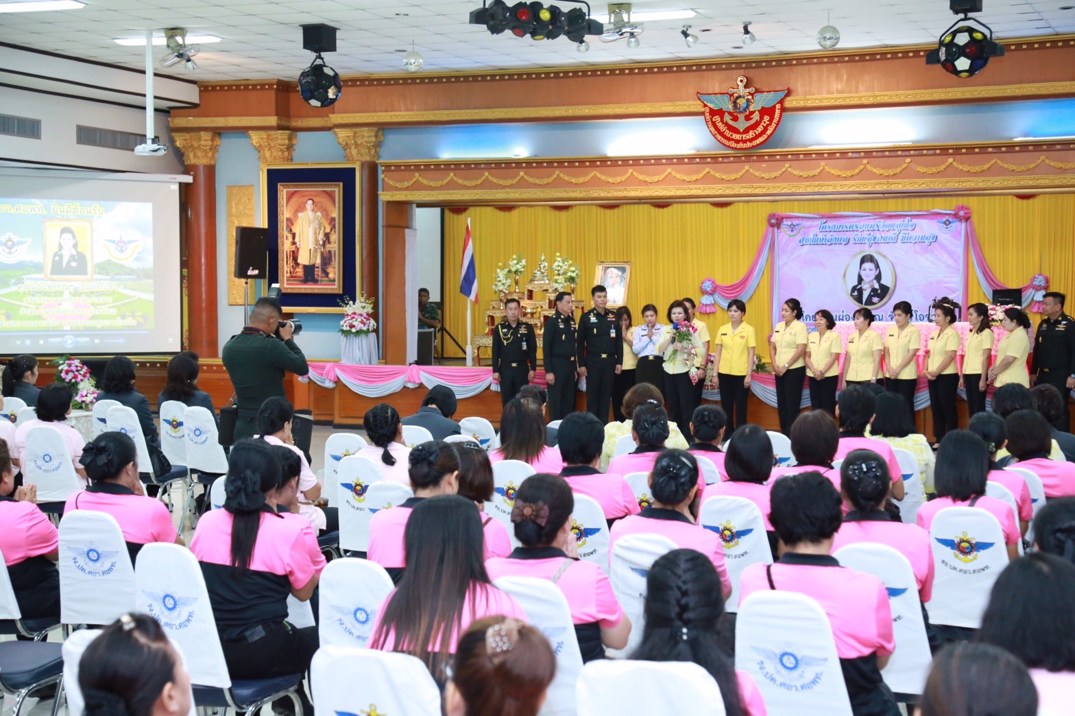 145 นายกสมาคมภริยาฯ นำคณะกรรมการสมาคมภริยาฯ เยี่ยมและทำกิจกรรมร่วมกับครอบครัวกำลังพล ตามโครงการครอบครัวอบอุ่นใจ สายใยกำลังพลรักษ์สุขภาพดีมีความสุข ของ ศูนย์อำนวยการสร้างอาวุธ จังหวัดลพบุรี