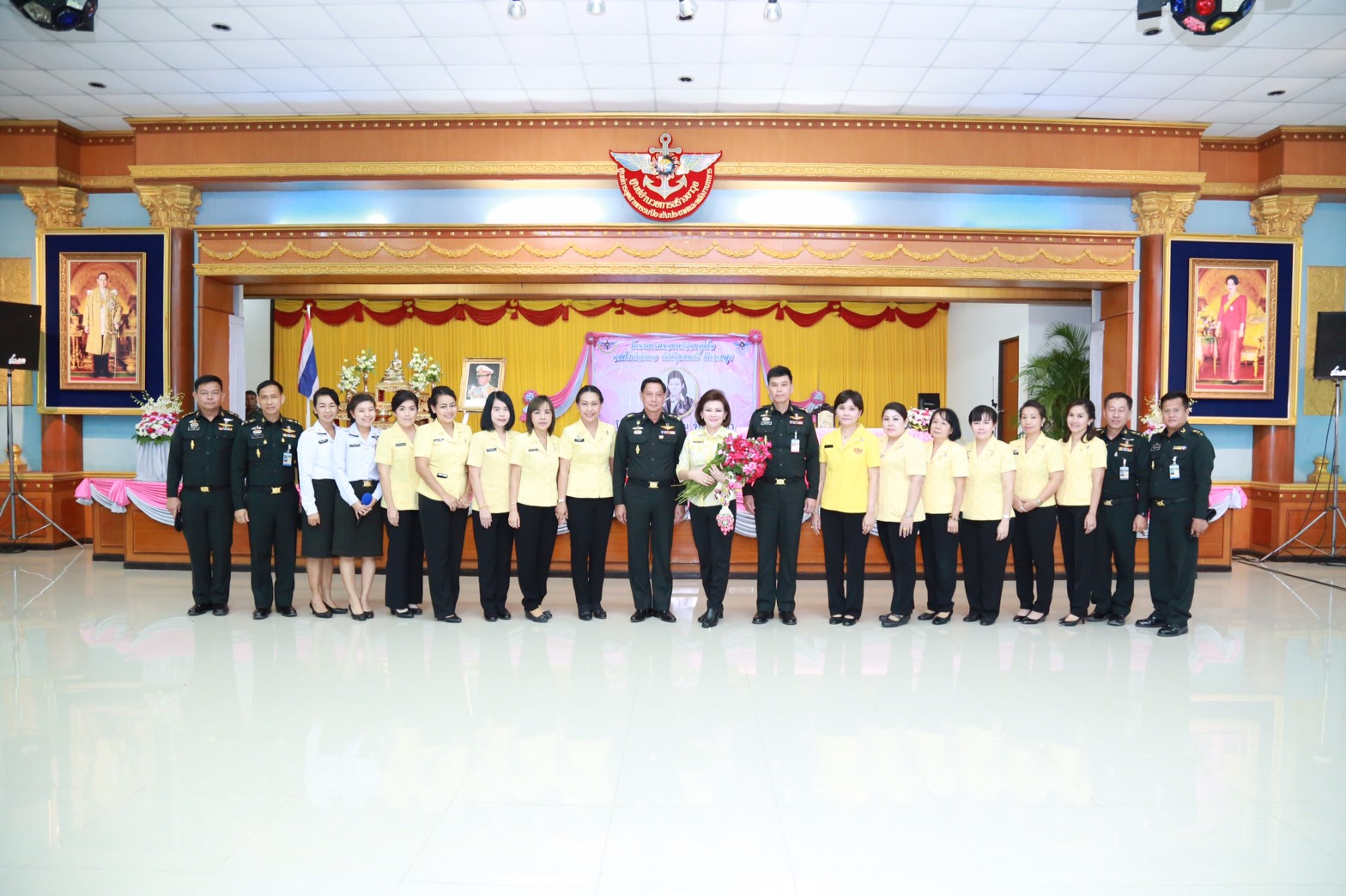 145 นายกสมาคมภริยาฯ นำคณะกรรมการสมาคมภริยาฯ เยี่ยมและทำกิจกรรมร่วมกับครอบครัวกำลังพล ตามโครงการครอบครัวอบอุ่นใจ สายใยกำลังพลรักษ์สุขภาพดีมีความสุข ของ ศูนย์อำนวยการสร้างอาวุธ จังหวัดลพบุรี
