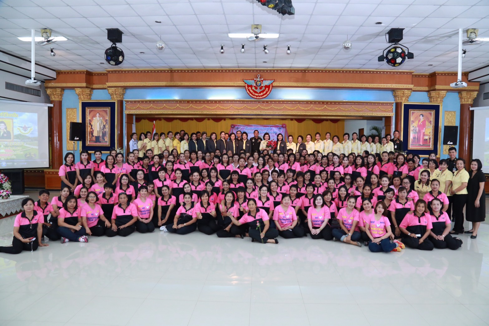 145 นายกสมาคมภริยาฯ นำคณะกรรมการสมาคมภริยาฯ เยี่ยมและทำกิจกรรมร่วมกับครอบครัวกำลังพล ตามโครงการครอบครัวอบอุ่นใจ สายใยกำลังพลรักษ์สุขภาพดีมีความสุข ของ ศูนย์อำนวยการสร้างอาวุธ จังหวัดลพบุรี
