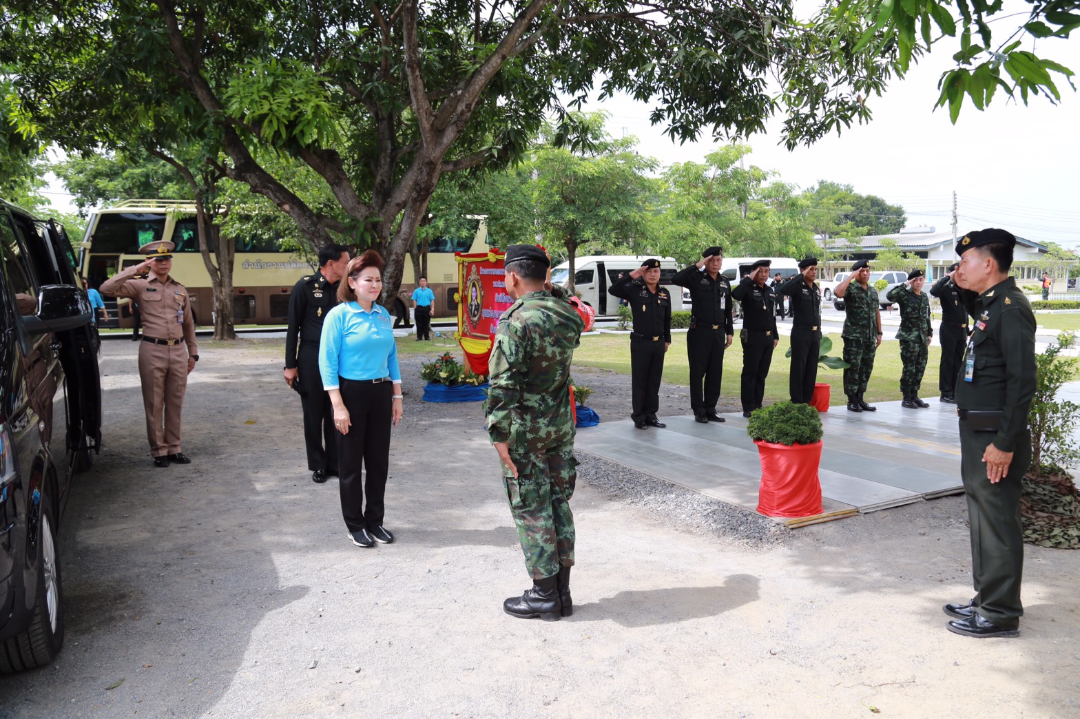 146 นายกสมาคมภริยาฯ นำคณะกรรมการสมาคมภริยาฯ ตรวจเยี่ยมโครงการรวมพลคนรักบ้านร้านศูนย์บาท ของ ศูนย์อำนวยการสร้างอาวุธ จังหวัดลพบุรี