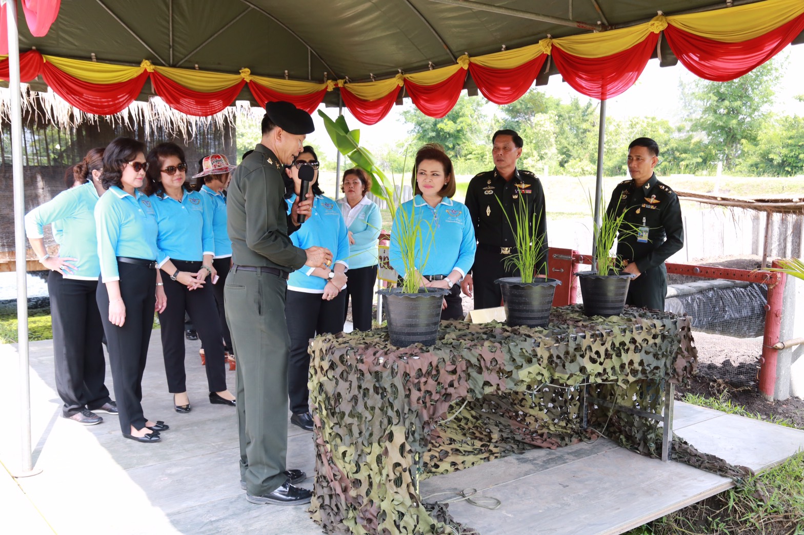 146 นายกสมาคมภริยาฯ นำคณะกรรมการสมาคมภริยาฯ ตรวจเยี่ยมโครงการรวมพลคนรักบ้านร้านศูนย์บาท ของ ศูนย์อำนวยการสร้างอาวุธ จังหวัดลพบุรี