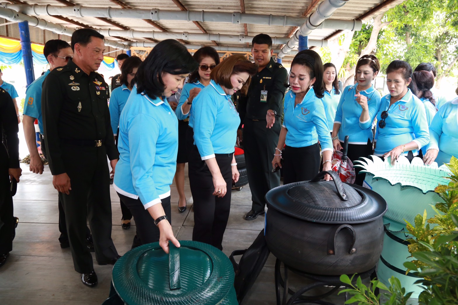 146 นายกสมาคมภริยาฯ นำคณะกรรมการสมาคมภริยาฯ ตรวจเยี่ยมโครงการรวมพลคนรักบ้านร้านศูนย์บาท ของ ศูนย์อำนวยการสร้างอาวุธ จังหวัดลพบุรี