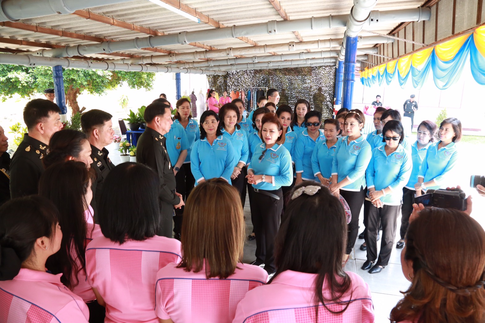146 นายกสมาคมภริยาฯ นำคณะกรรมการสมาคมภริยาฯ ตรวจเยี่ยมโครงการรวมพลคนรักบ้านร้านศูนย์บาท ของ ศูนย์อำนวยการสร้างอาวุธ จังหวัดลพบุรี