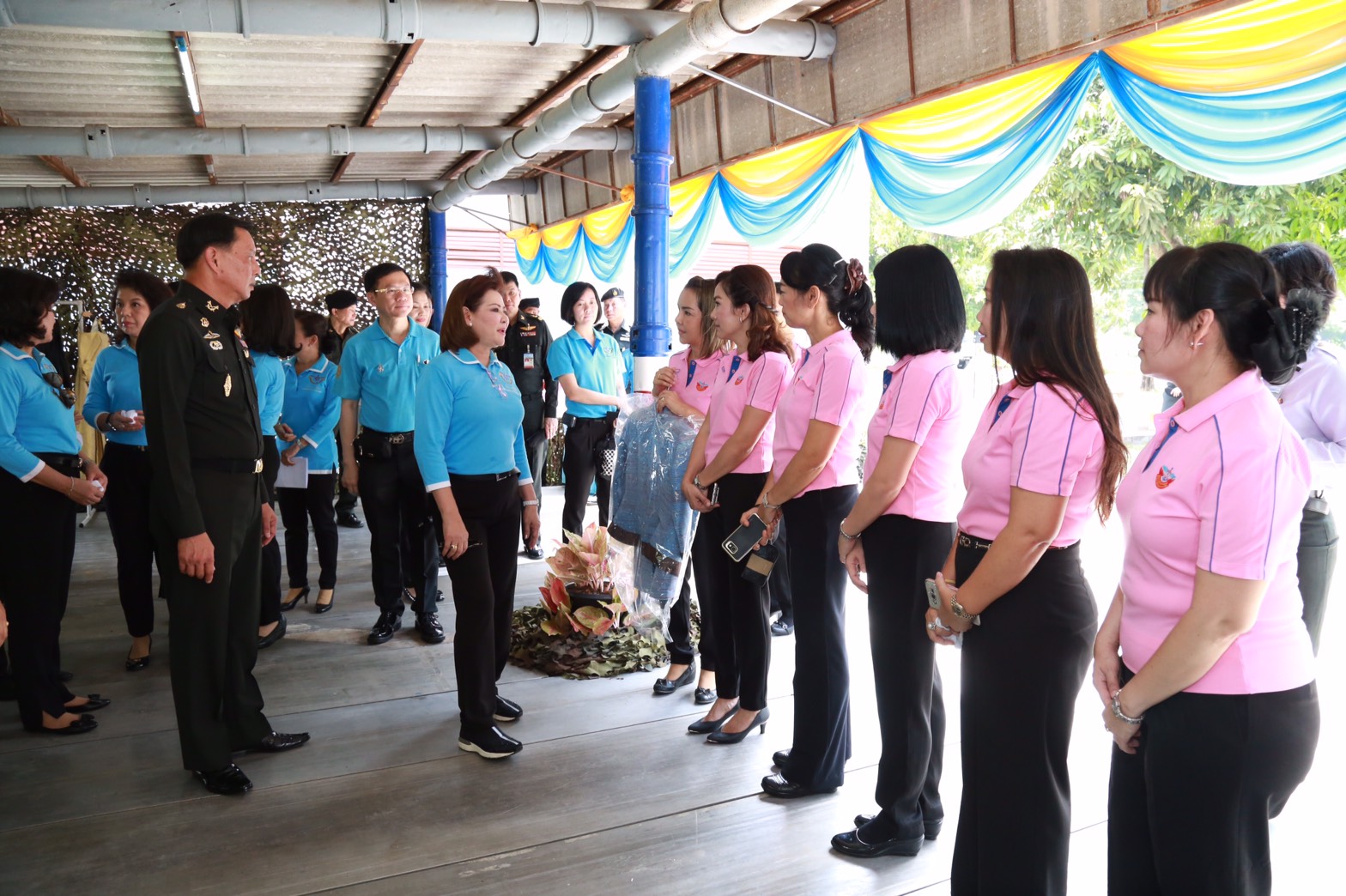 146 นายกสมาคมภริยาฯ นำคณะกรรมการสมาคมภริยาฯ ตรวจเยี่ยมโครงการรวมพลคนรักบ้านร้านศูนย์บาท ของ ศูนย์อำนวยการสร้างอาวุธ จังหวัดลพบุรี