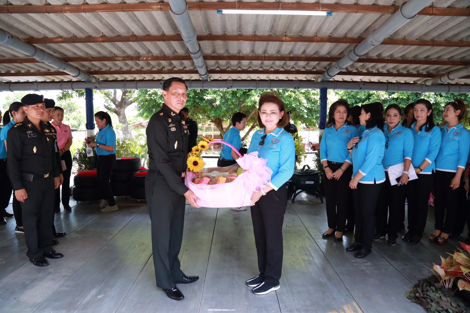 146 นายกสมาคมภริยาฯ นำคณะกรรมการสมาคมภริยาฯ ตรวจเยี่ยมโครงการรวมพลคนรักบ้านร้านศูนย์บาท ของ ศูนย์อำนวยการสร้างอาวุธ จังหวัดลพบุรี