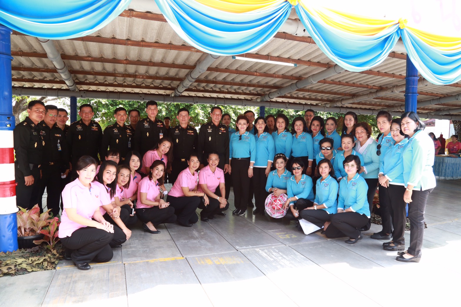 146 นายกสมาคมภริยาฯ นำคณะกรรมการสมาคมภริยาฯ ตรวจเยี่ยมโครงการรวมพลคนรักบ้านร้านศูนย์บาท ของ ศูนย์อำนวยการสร้างอาวุธ จังหวัดลพบุรี