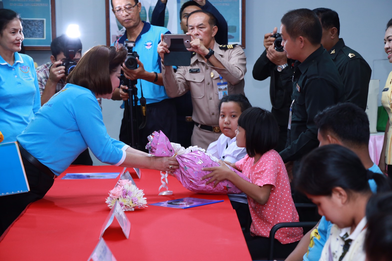 148 นายกสมาคมภริยาฯ นำคณะกรรมการสมาคมภริยาฯ เข้าเยี่ยมโครงการ "สานรัก สานฝัน รางวัลแด่น้อง" ของ โรงงานวัตถุระเบิดทหาร จังหวัดนครสวรรค์