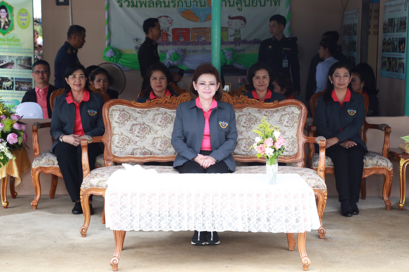 151 นายกสมาคมภริยาฯ นำคณะกรรมการสมาคมภริยาฯ เข้าเยี่ยมชมศูนย์การเรียนรู้เศรษฐกิจพอเพียงเฉลิมพระเกียรติ โรงงานวัตถุระเบิดทหาร จังหวัดนครสวรรค์