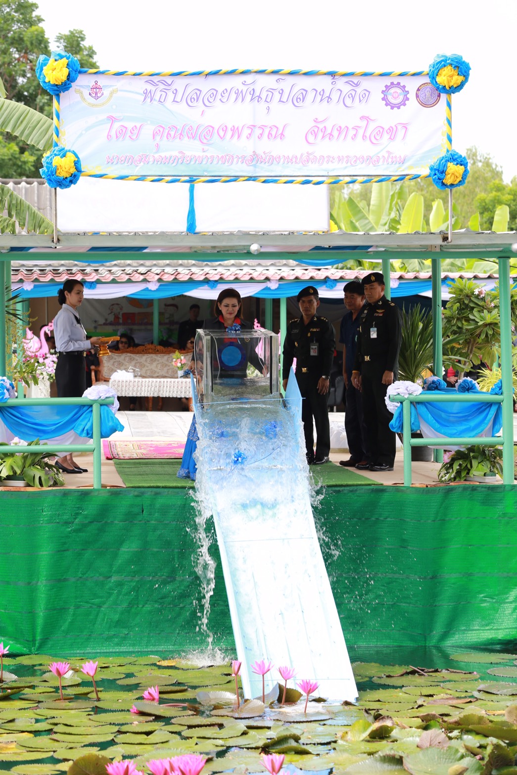151 นายกสมาคมภริยาฯ นำคณะกรรมการสมาคมภริยาฯ เข้าเยี่ยมชมศูนย์การเรียนรู้เศรษฐกิจพอเพียงเฉลิมพระเกียรติ โรงงานวัตถุระเบิดทหาร จังหวัดนครสวรรค์