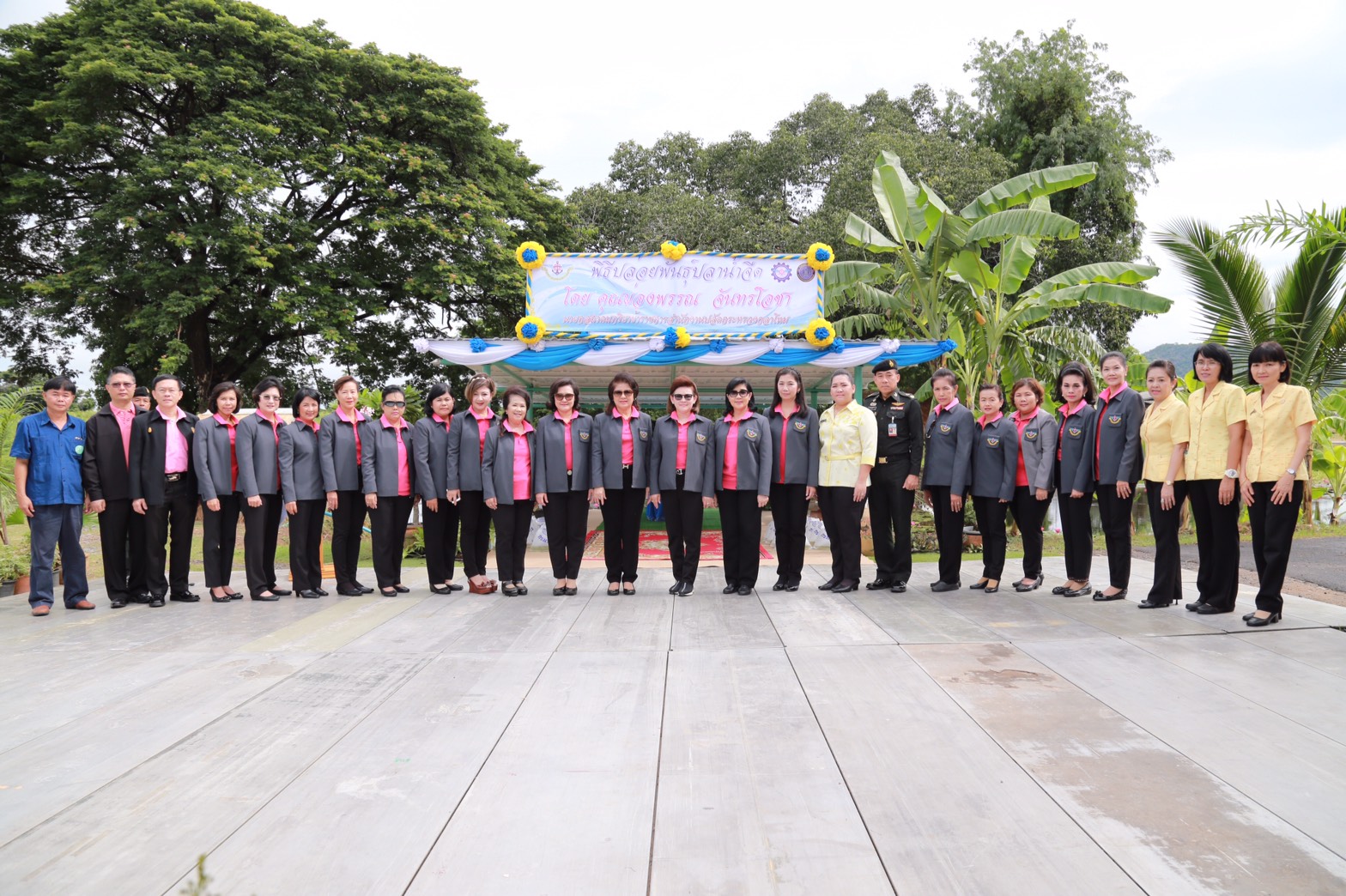 151 นายกสมาคมภริยาฯ นำคณะกรรมการสมาคมภริยาฯ เข้าเยี่ยมชมศูนย์การเรียนรู้เศรษฐกิจพอเพียงเฉลิมพระเกียรติ โรงงานวัตถุระเบิดทหาร จังหวัดนครสวรรค์