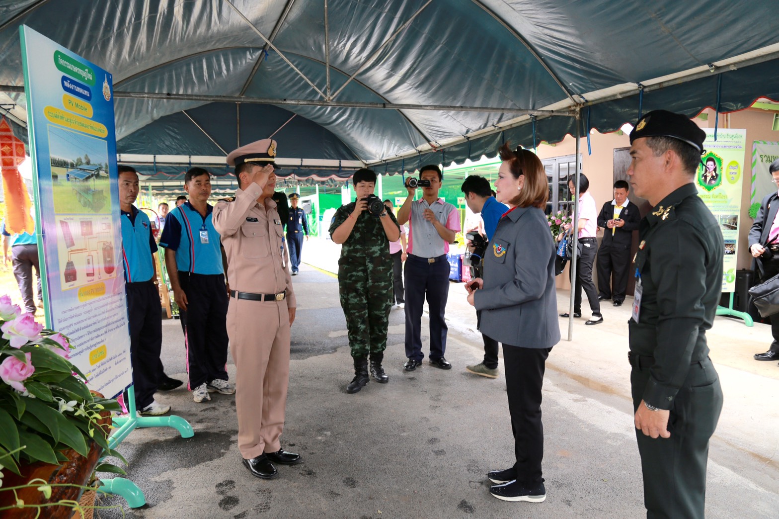 151 นายกสมาคมภริยาฯ นำคณะกรรมการสมาคมภริยาฯ เข้าเยี่ยมชมศูนย์การเรียนรู้เศรษฐกิจพอเพียงเฉลิมพระเกียรติ โรงงานวัตถุระเบิดทหาร จังหวัดนครสวรรค์