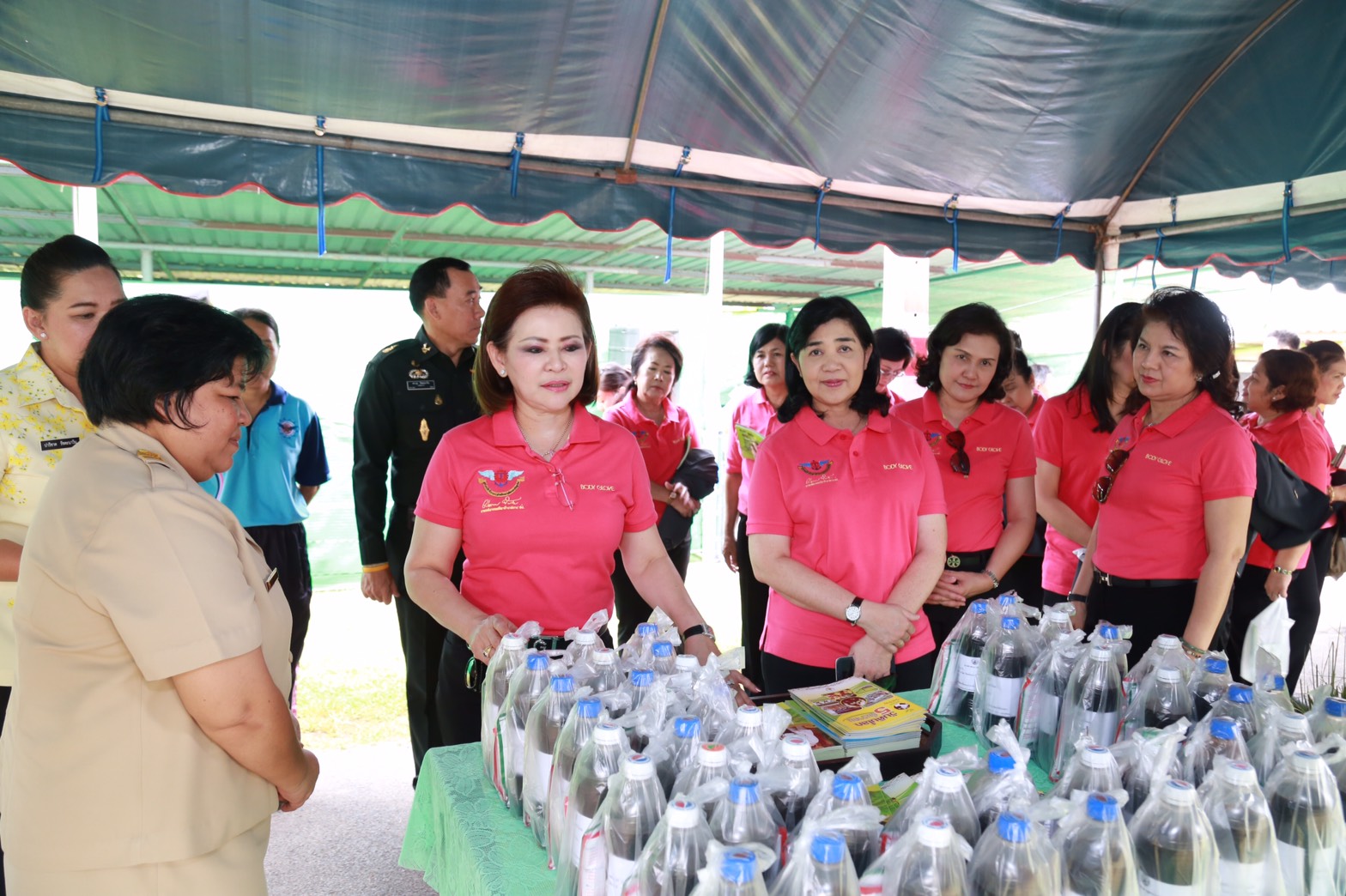 151 นายกสมาคมภริยาฯ นำคณะกรรมการสมาคมภริยาฯ เข้าเยี่ยมชมศูนย์การเรียนรู้เศรษฐกิจพอเพียงเฉลิมพระเกียรติ โรงงานวัตถุระเบิดทหาร จังหวัดนครสวรรค์
