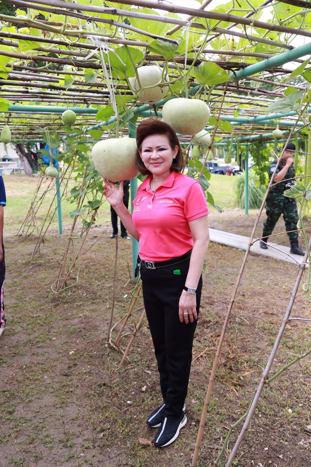 151 นายกสมาคมภริยาฯ นำคณะกรรมการสมาคมภริยาฯ เข้าเยี่ยมชมศูนย์การเรียนรู้เศรษฐกิจพอเพียงเฉลิมพระเกียรติ โรงงานวัตถุระเบิดทหาร จังหวัดนครสวรรค์