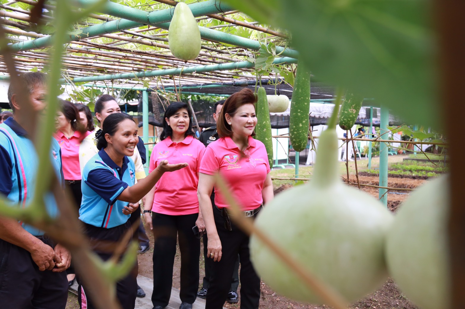 151 นายกสมาคมภริยาฯ นำคณะกรรมการสมาคมภริยาฯ เข้าเยี่ยมชมศูนย์การเรียนรู้เศรษฐกิจพอเพียงเฉลิมพระเกียรติ โรงงานวัตถุระเบิดทหาร จังหวัดนครสวรรค์