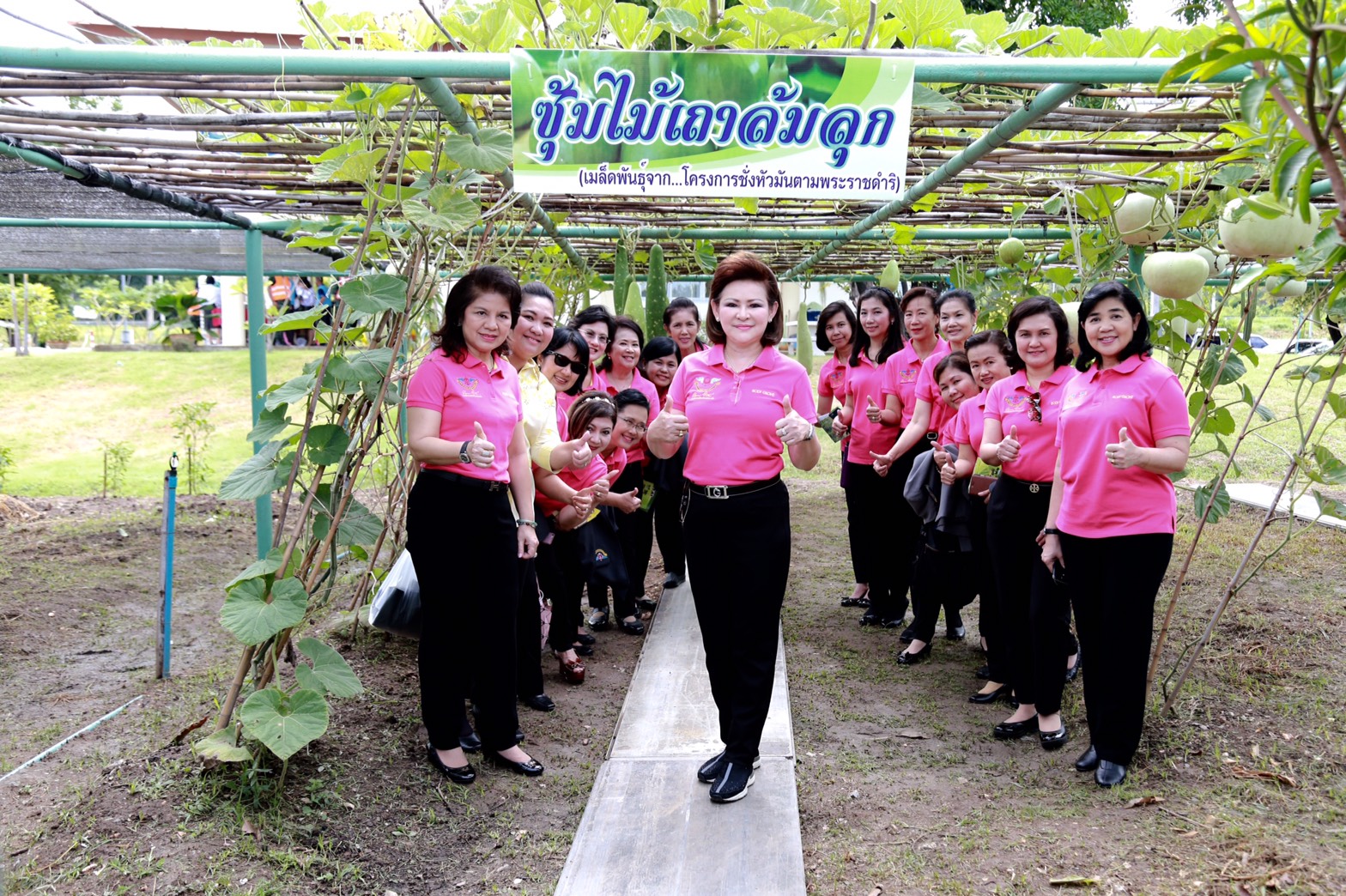 151 นายกสมาคมภริยาฯ นำคณะกรรมการสมาคมภริยาฯ เข้าเยี่ยมชมศูนย์การเรียนรู้เศรษฐกิจพอเพียงเฉลิมพระเกียรติ โรงงานวัตถุระเบิดทหาร จังหวัดนครสวรรค์