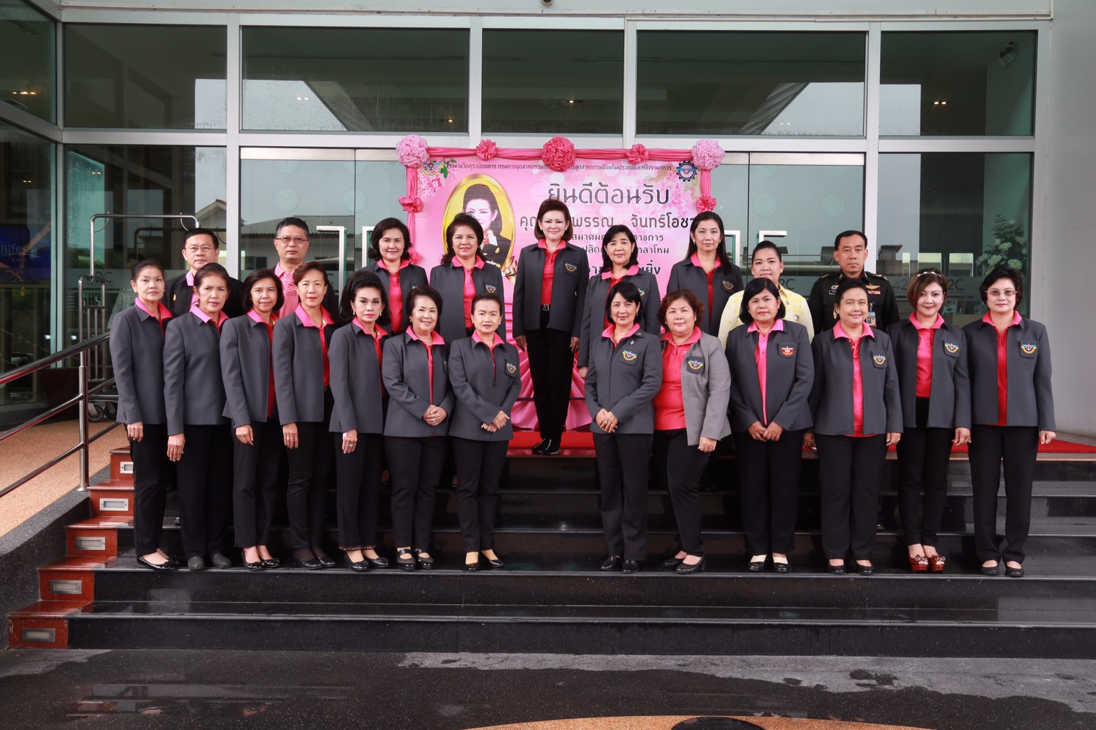 151 นายกสมาคมภริยาฯ นำคณะกรรมการสมาคมภริยาฯ เข้าเยี่ยมชมศูนย์การเรียนรู้เศรษฐกิจพอเพียงเฉลิมพระเกียรติ โรงงานวัตถุระเบิดทหาร จังหวัดนครสวรรค์